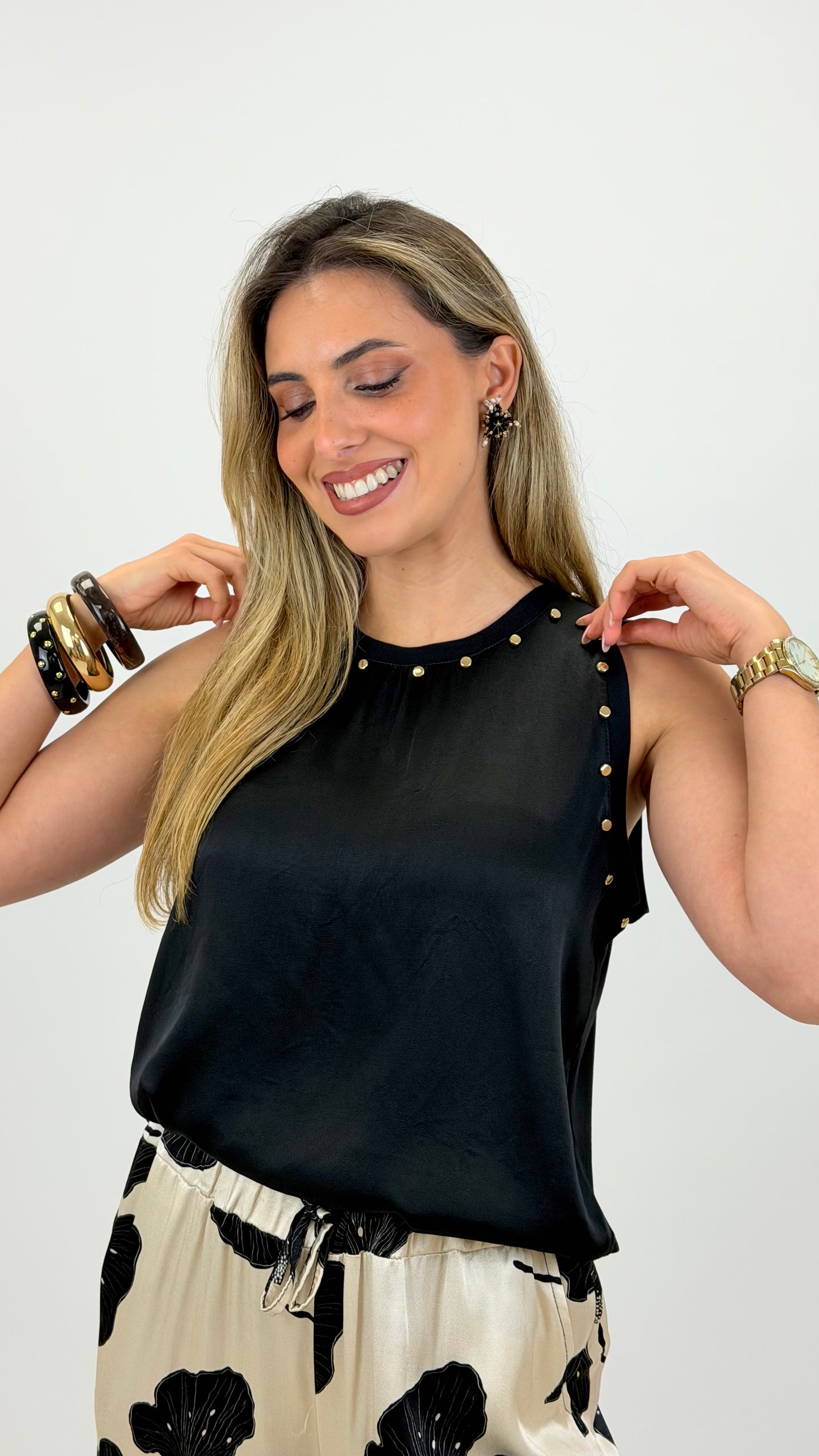 Top acetinado preto com tachas douradas
