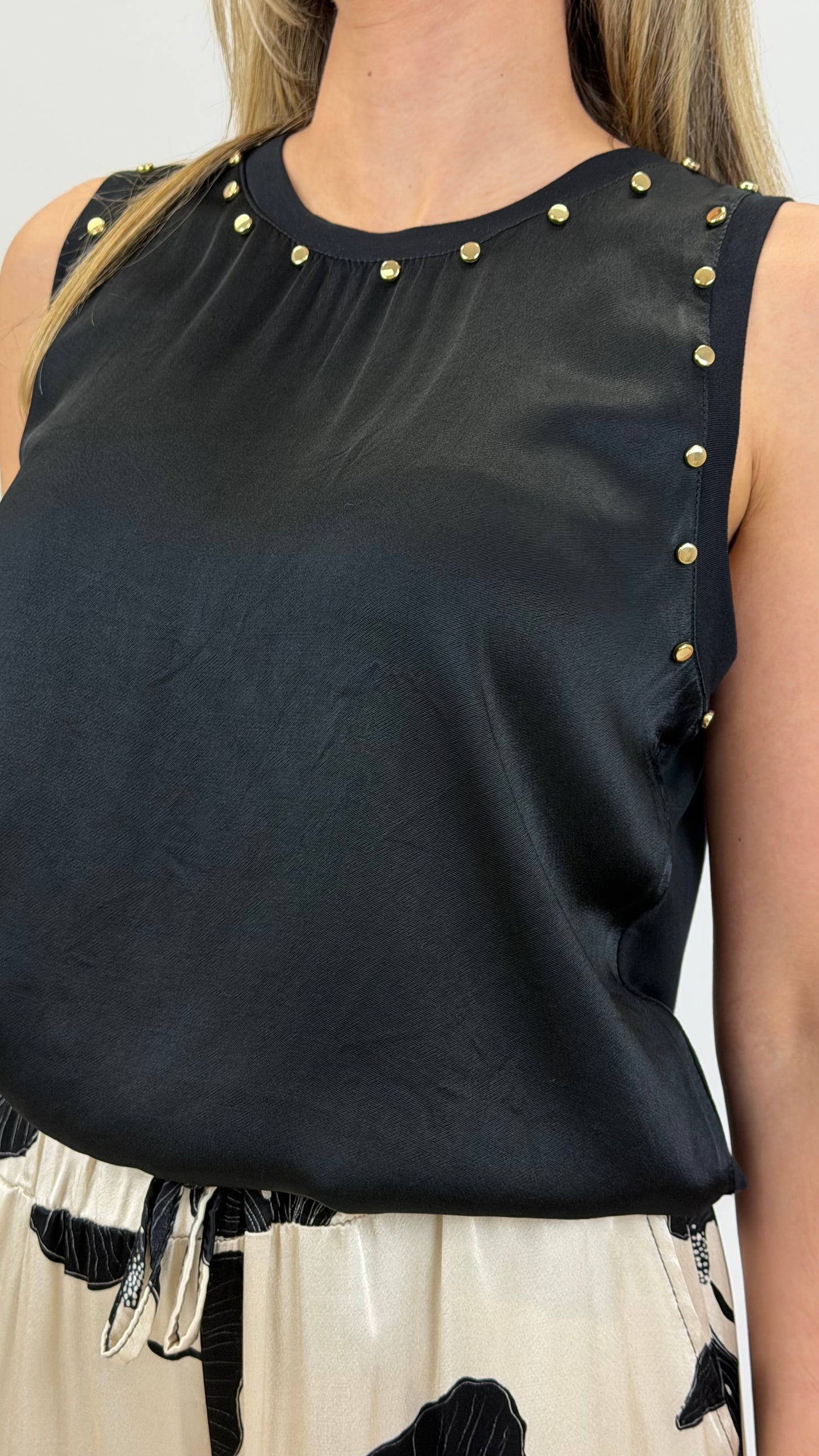 Top acetinado preto com tachas douradas