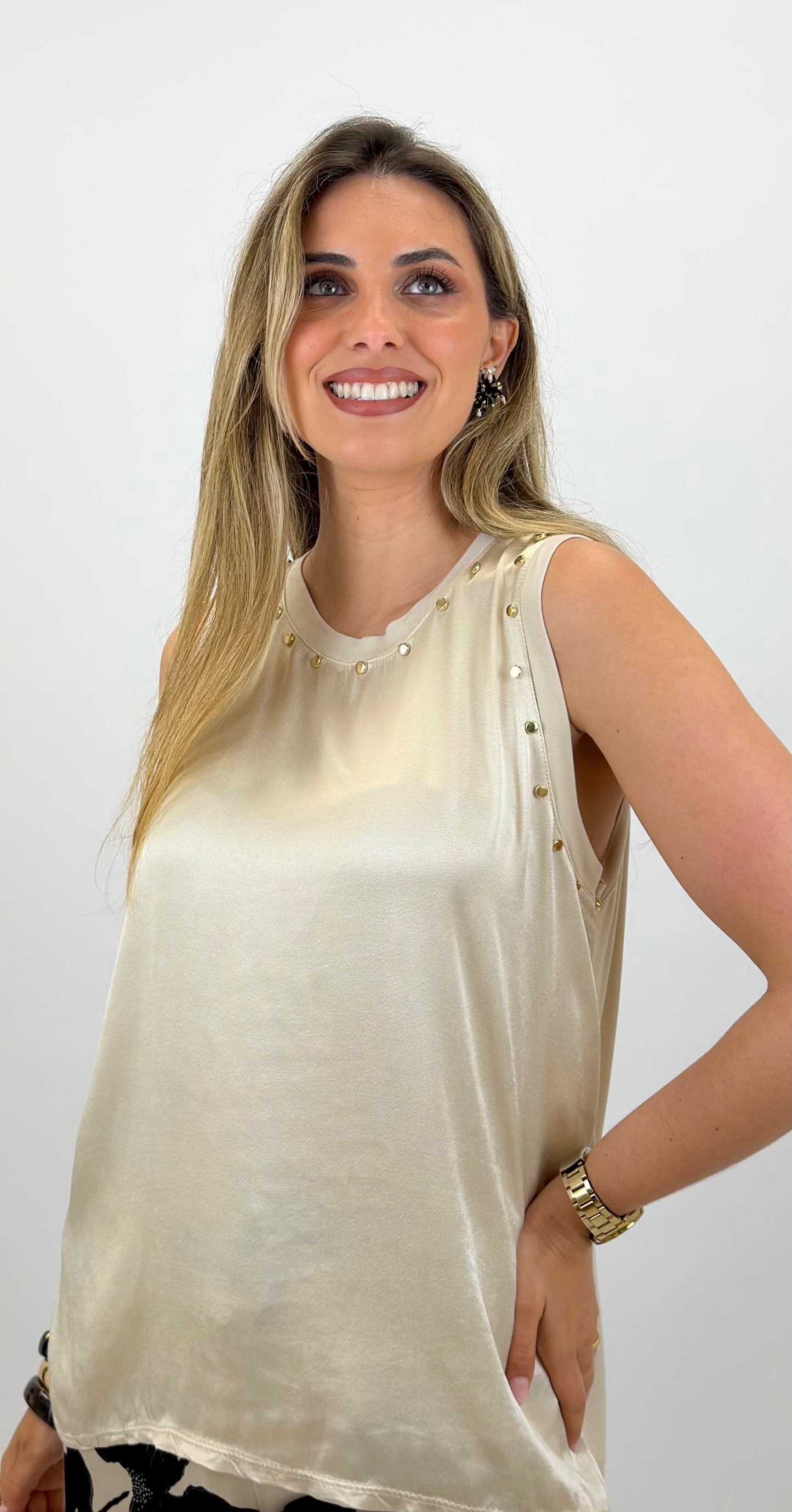 Top acetinado creme com tachas douradas