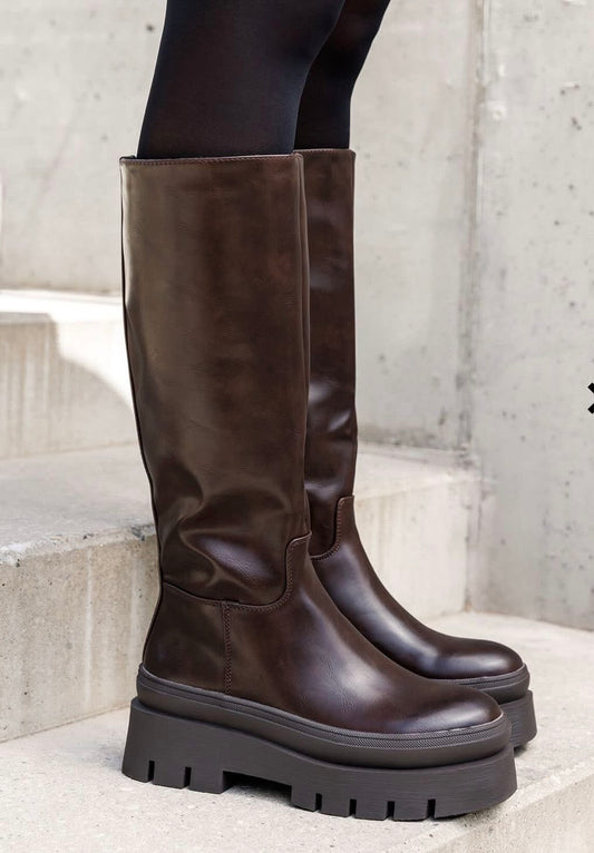 Bota cano-alto sola grossa castanho-chocolate