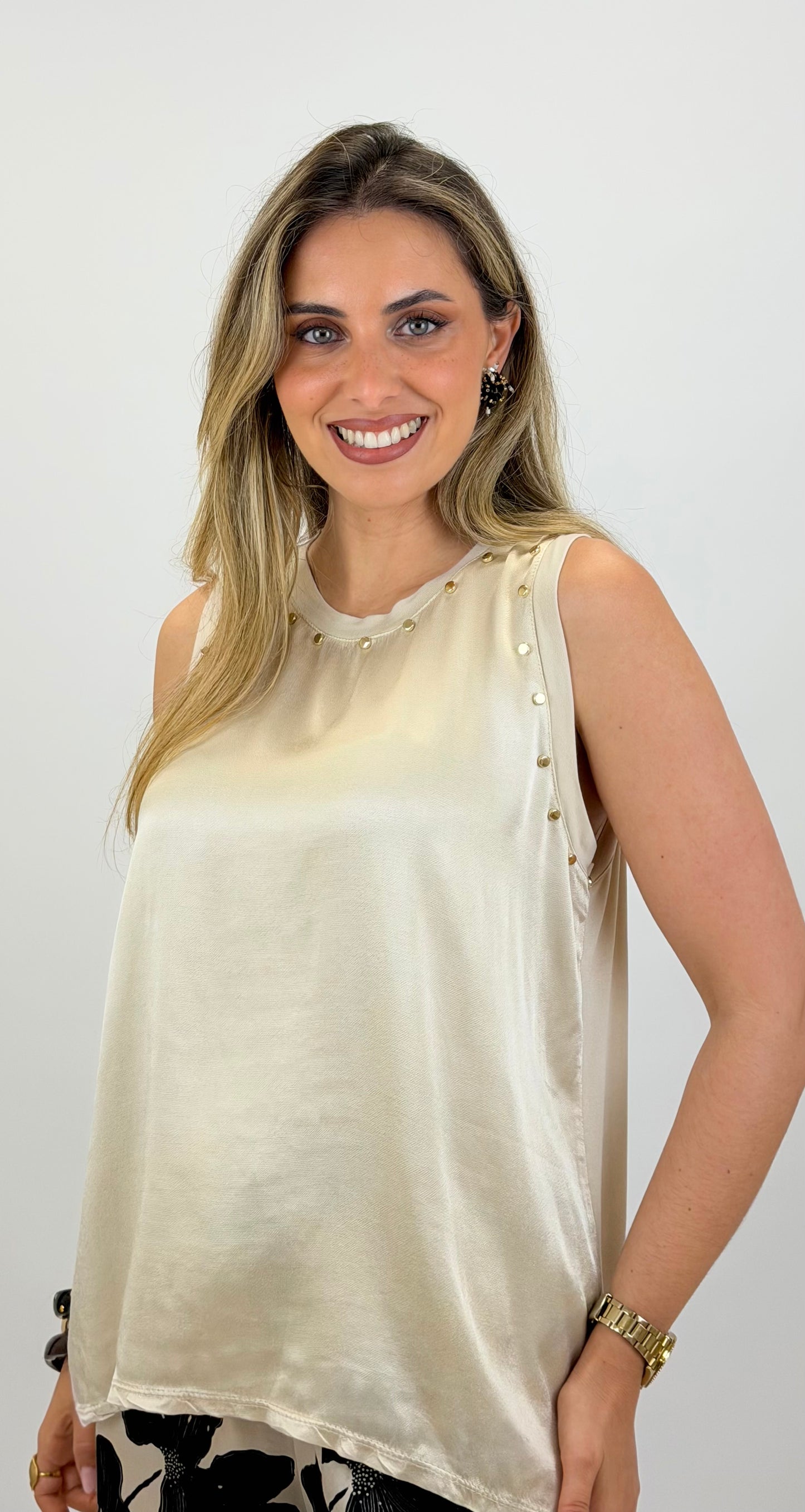 Top acetinado creme com tachas douradas