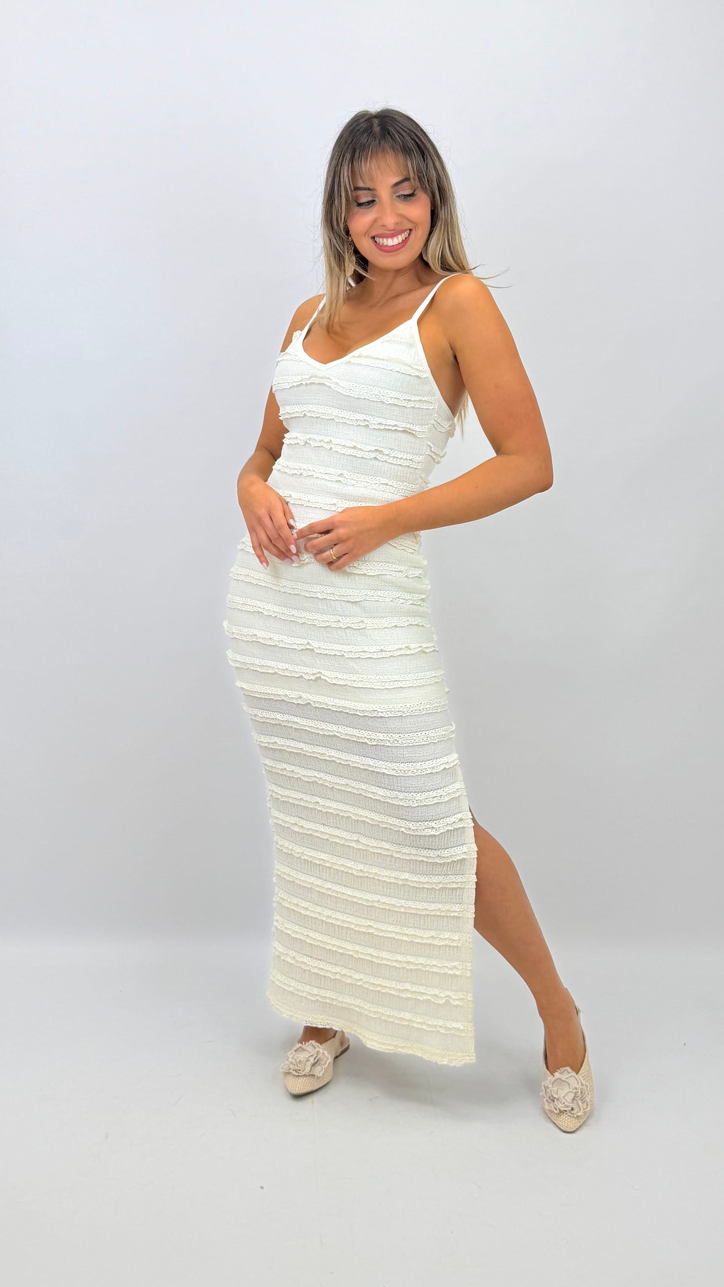 Vestido justo elástico com folhinhos pérola