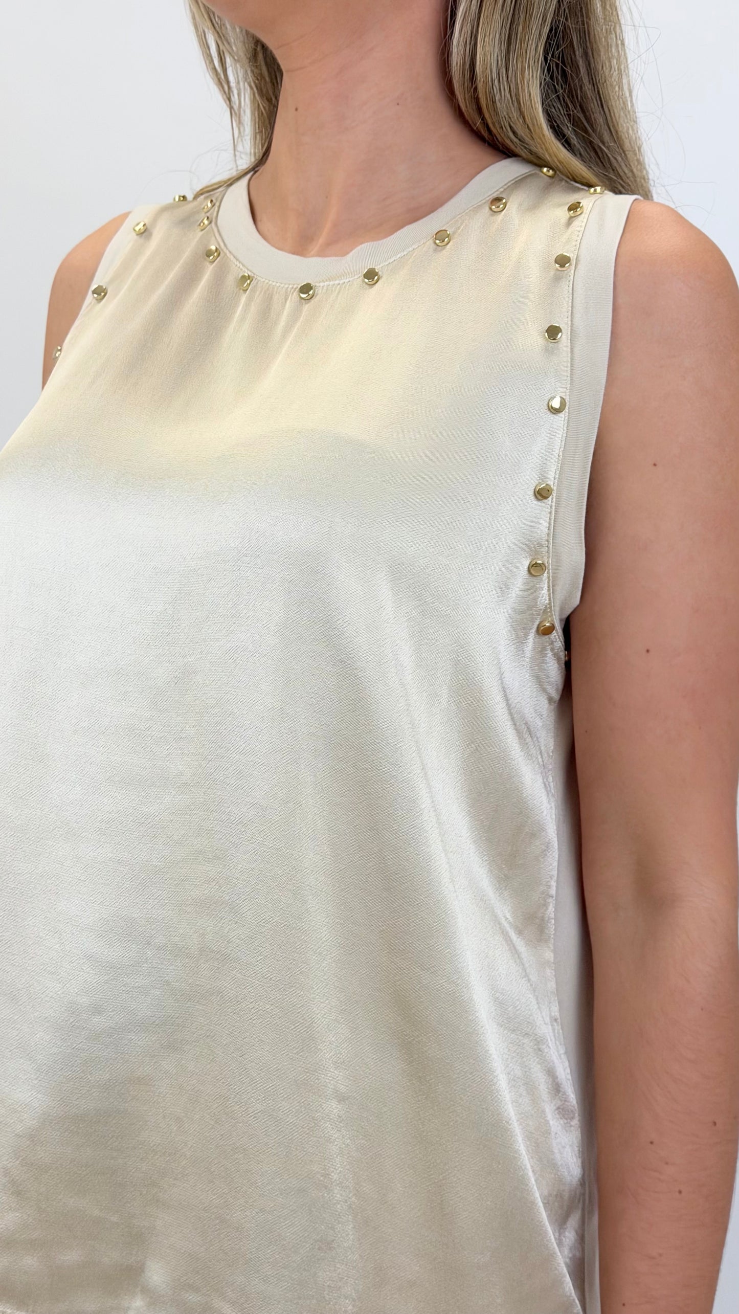 Top acetinado creme com tachas douradas