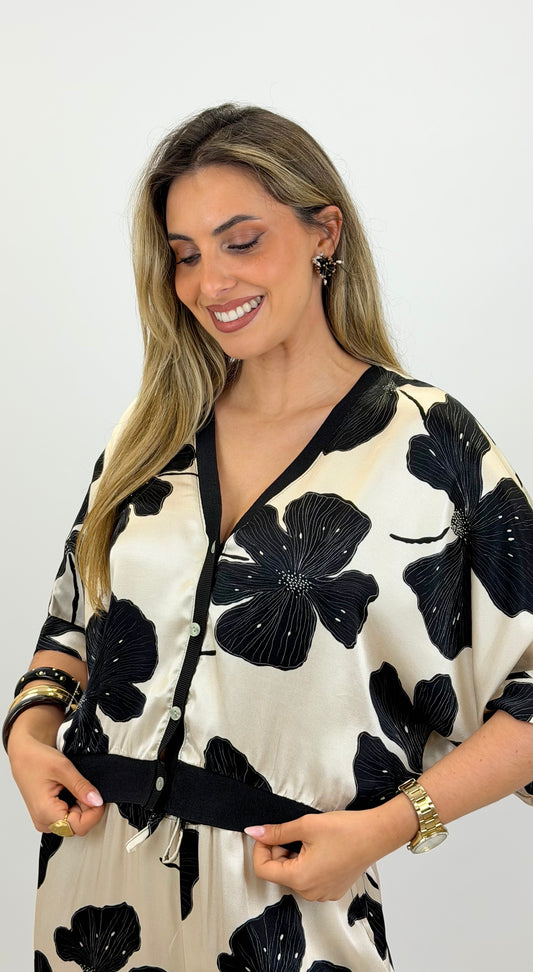 Bomber fundo pérola estampado floral preto