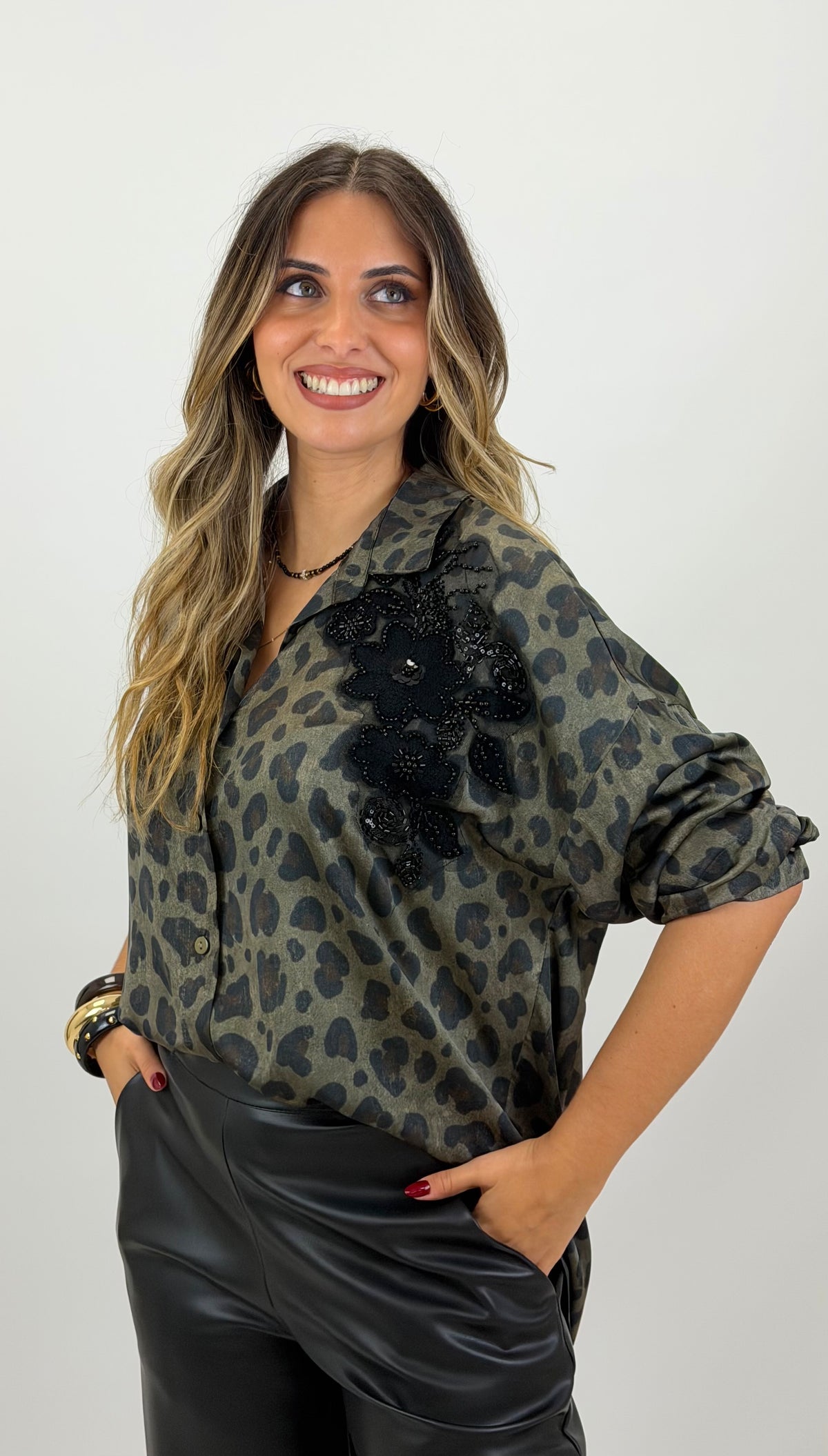 Blusa animal-print tons verde com aplique preto