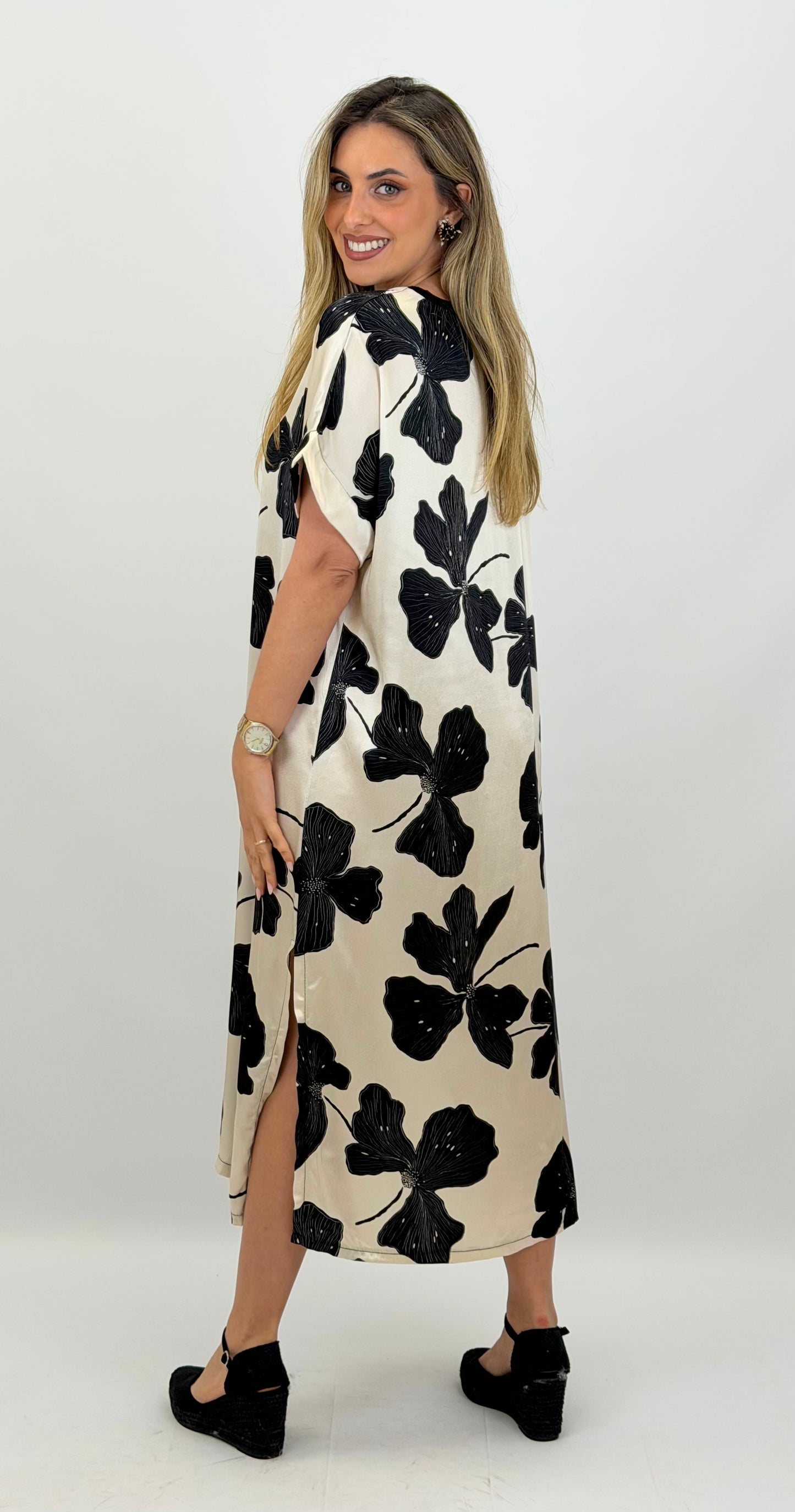 Vestido fundo pérola estampado floral preto