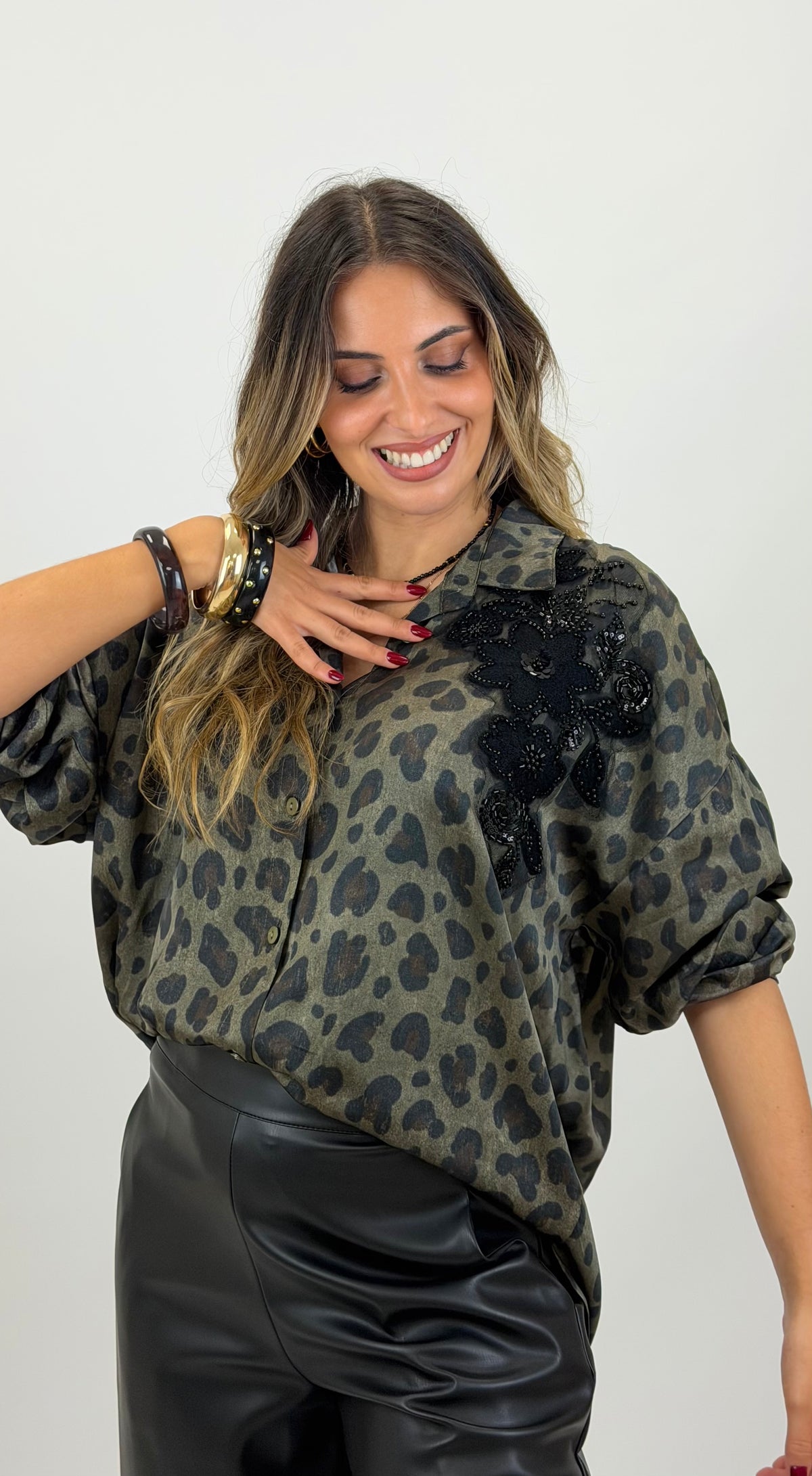 Blusa animal-print tons verde com aplique preto