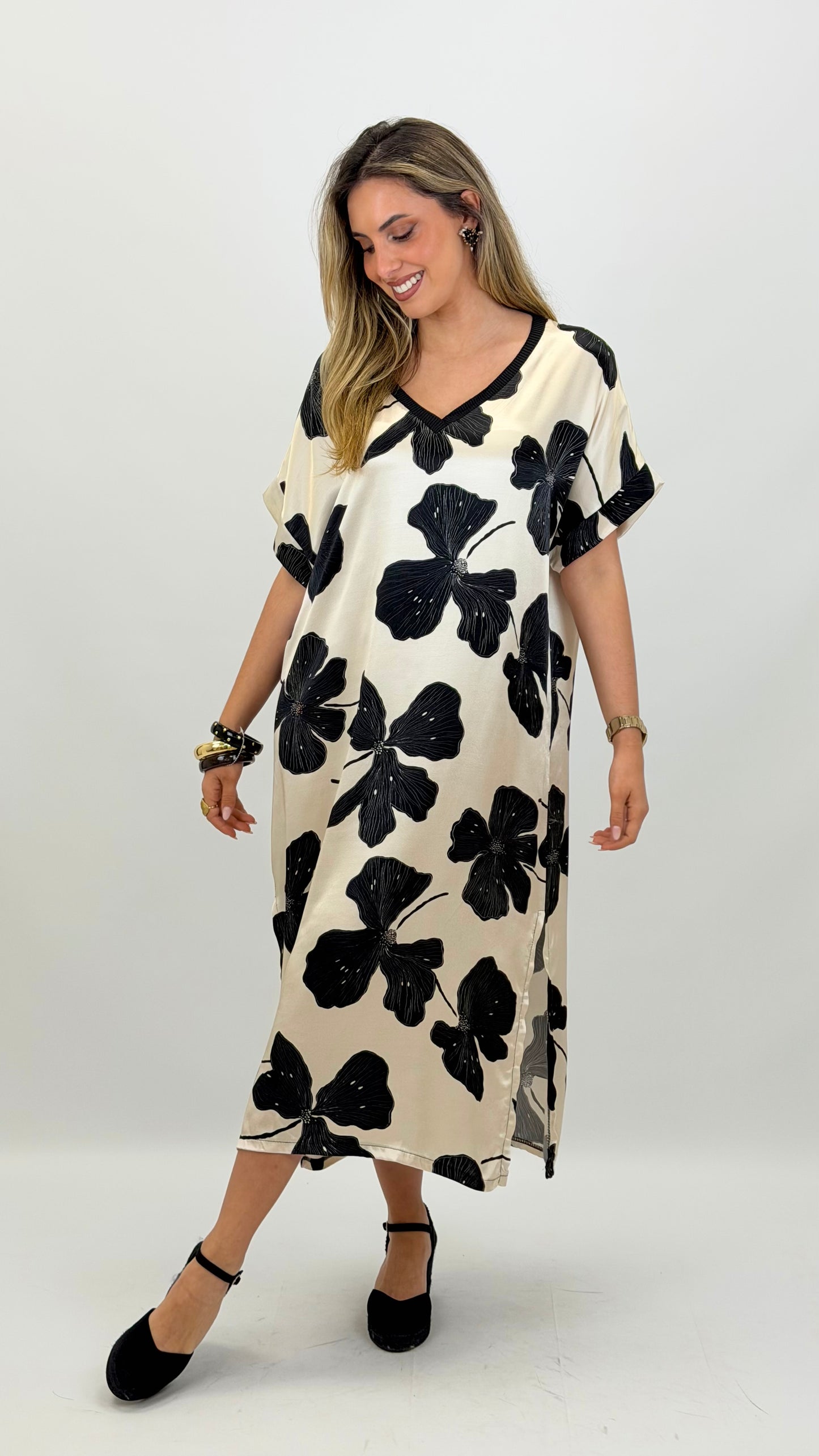 Vestido fundo pérola estampado floral preto