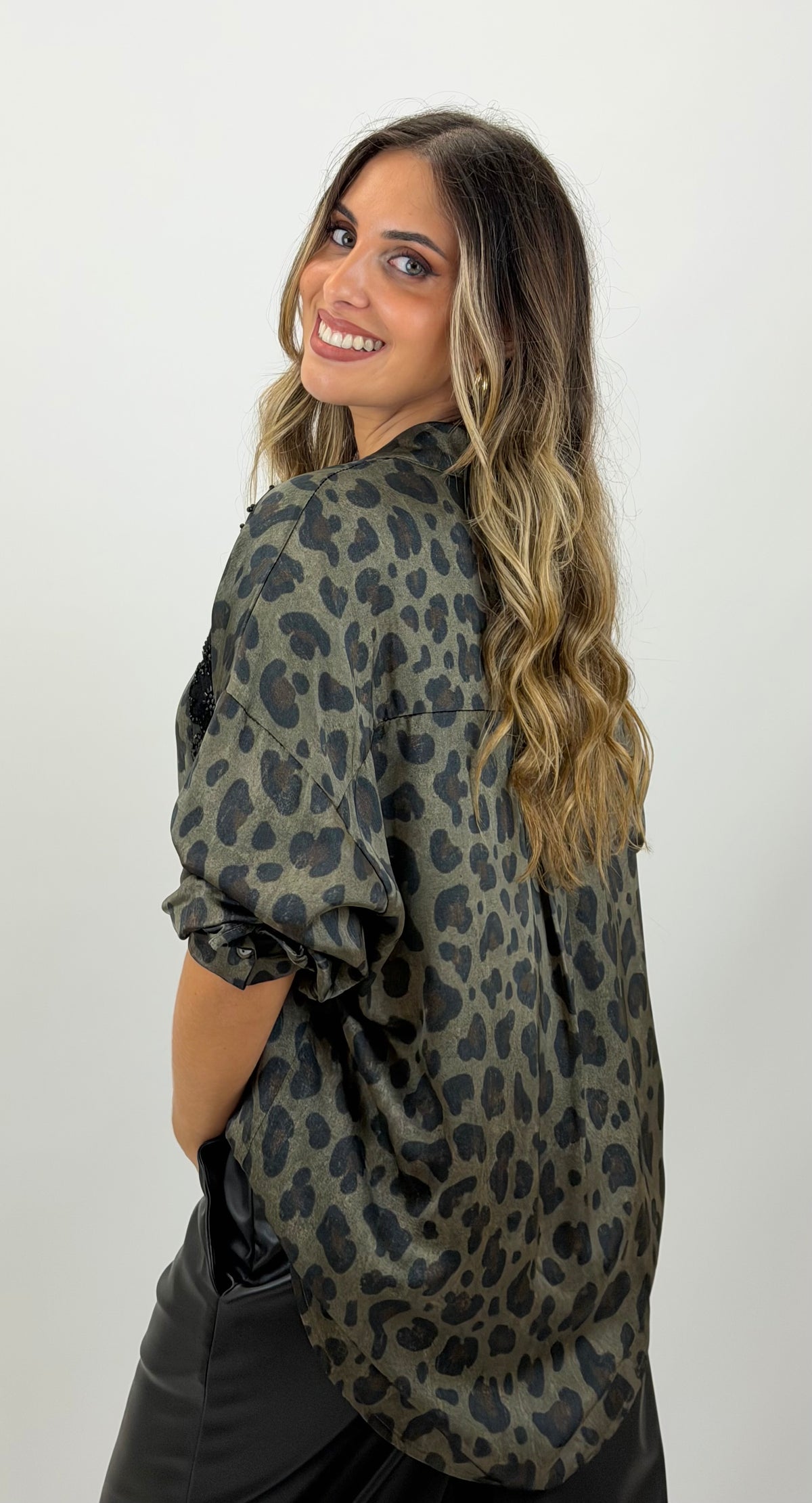 Blusa animal-print tons verde com aplique preto