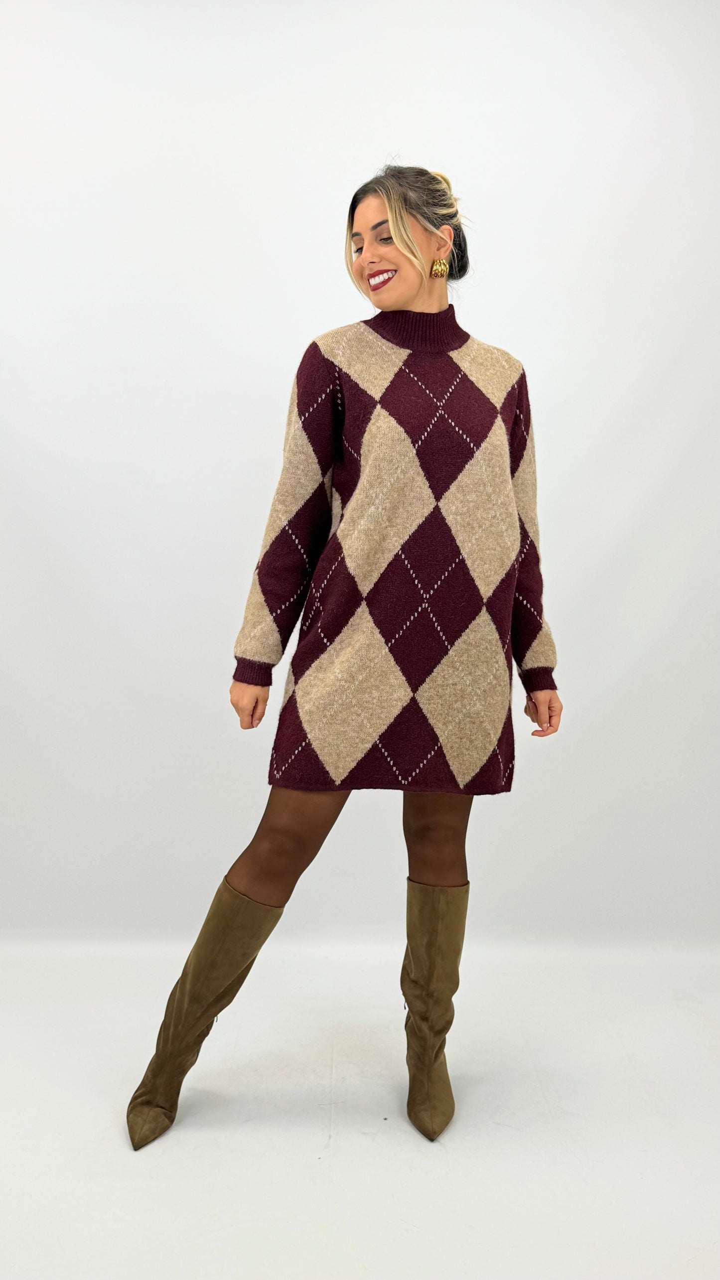 Vestido malha curto losangos bordeaux e camel