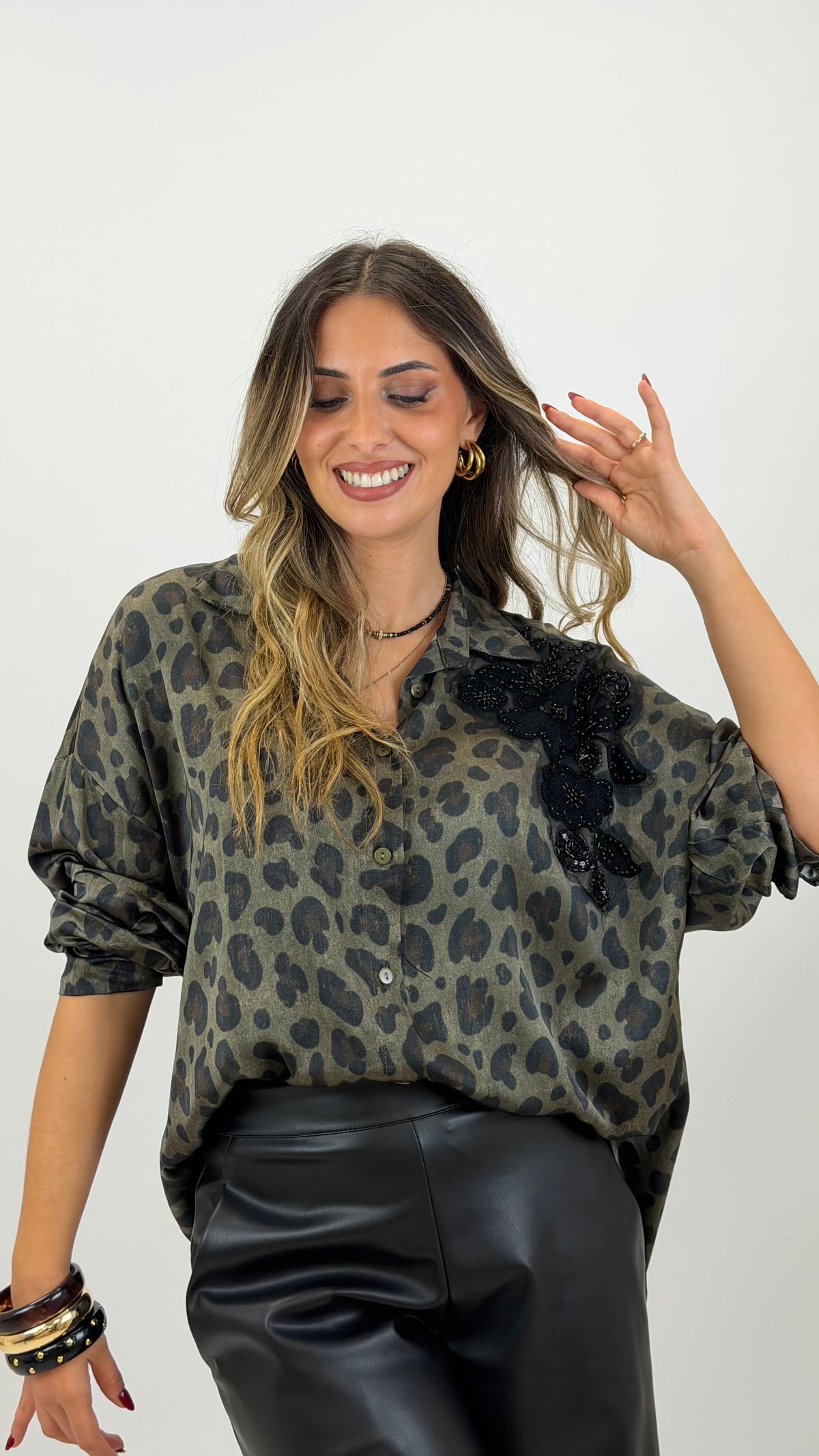 Blusa animal-print tons verde com aplique preto