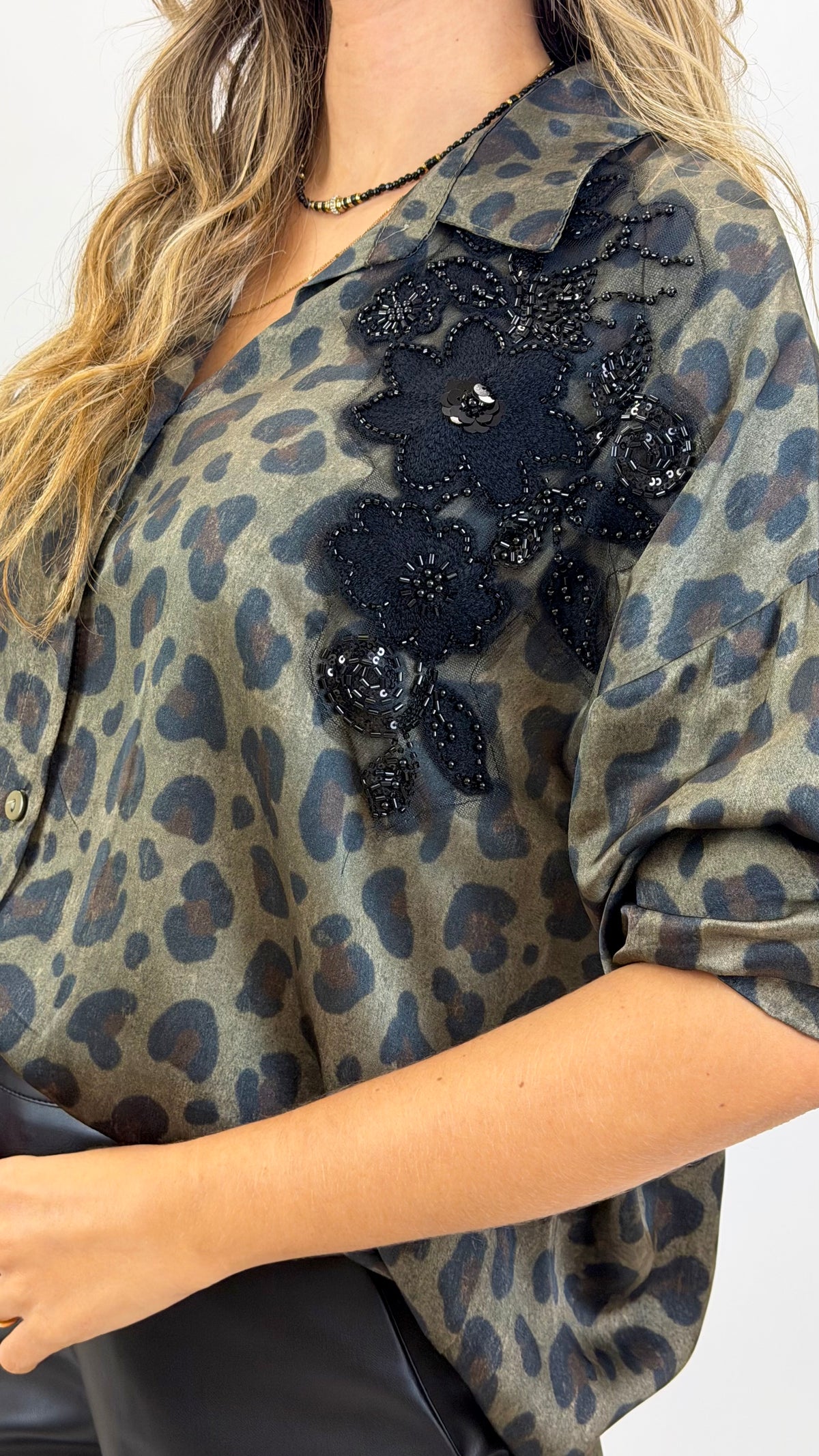 Blusa animal-print tons verde com aplique preto