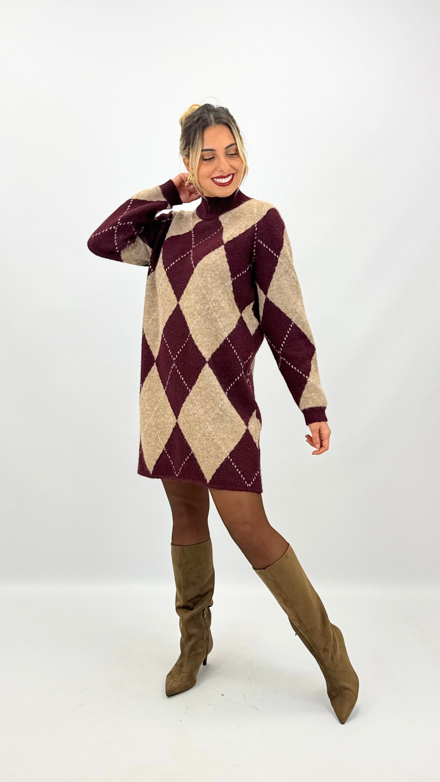 Vestido malha curto losangos bordeaux e camel