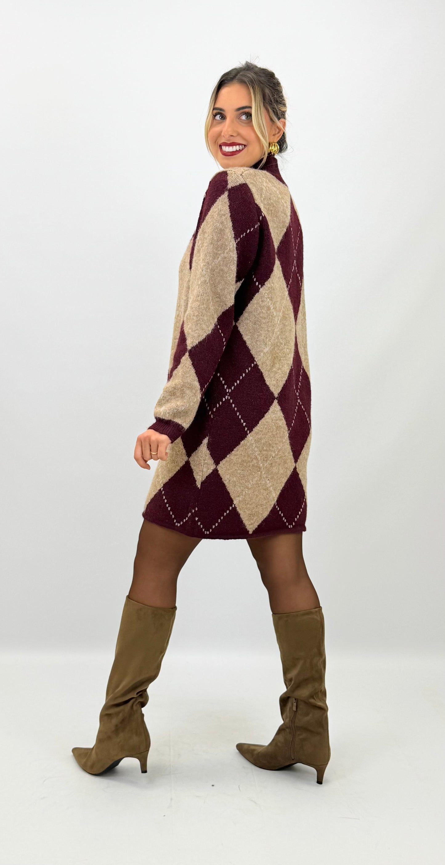 Vestido malha curto losangos bordeaux e camel