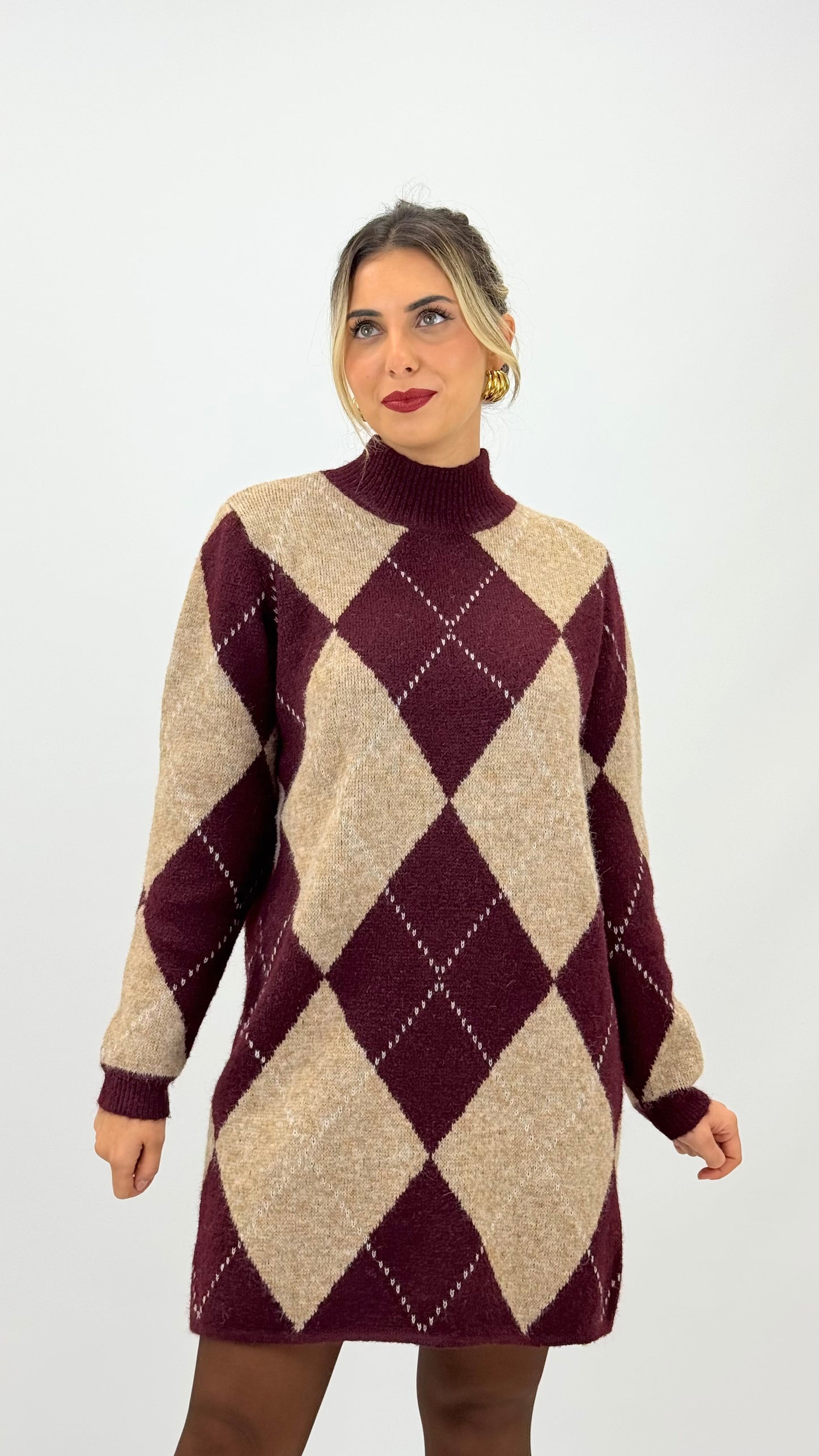 Vestido malha curto losangos bordeaux e camel