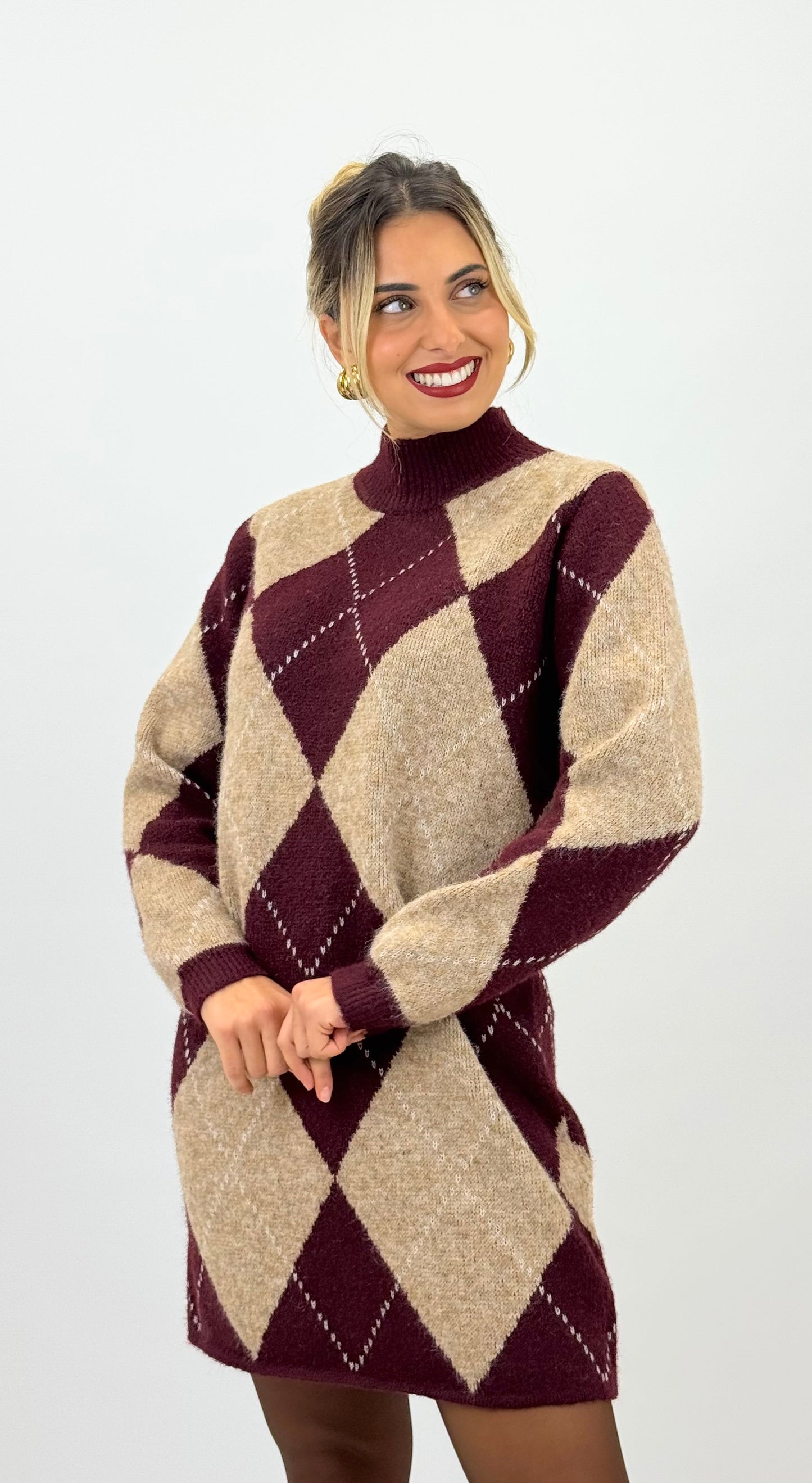 Vestido malha curto losangos bordeaux e camel