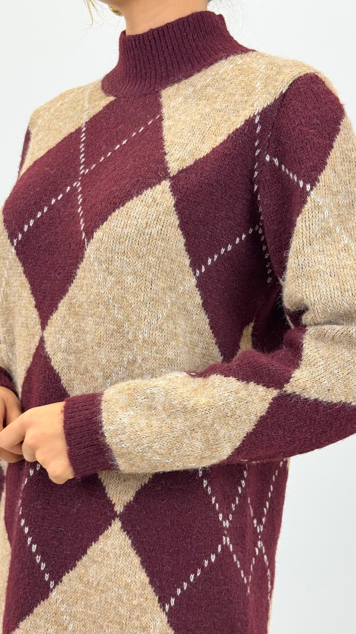 Vestido malha curto losangos bordeaux e camel