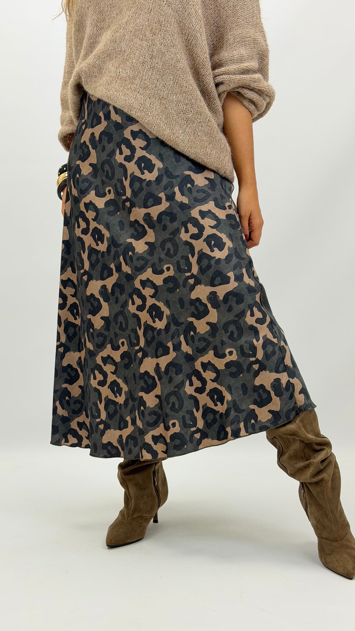 Saia animal-print tons verde e camel