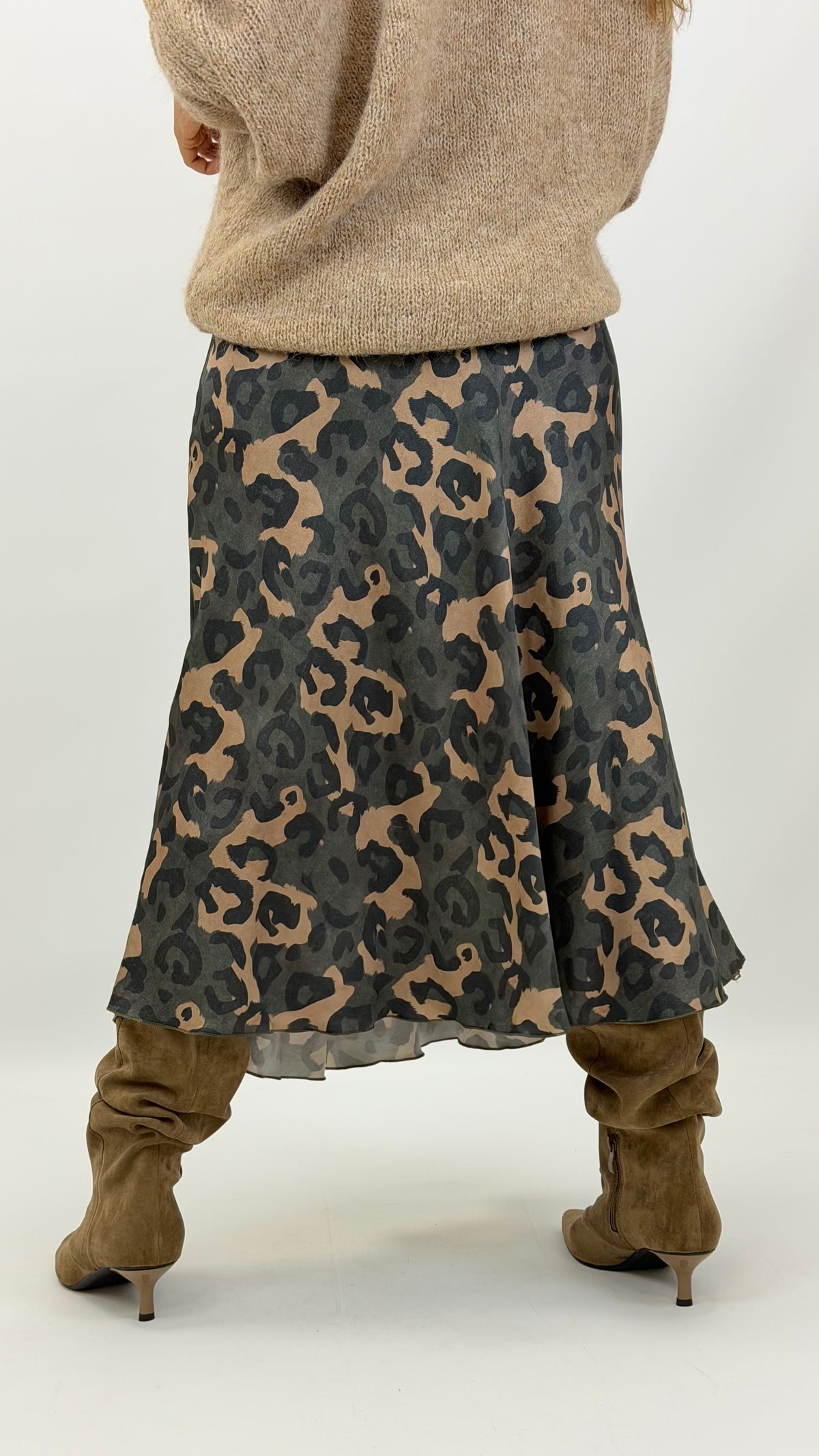 Saia animal-print tons verde e camel