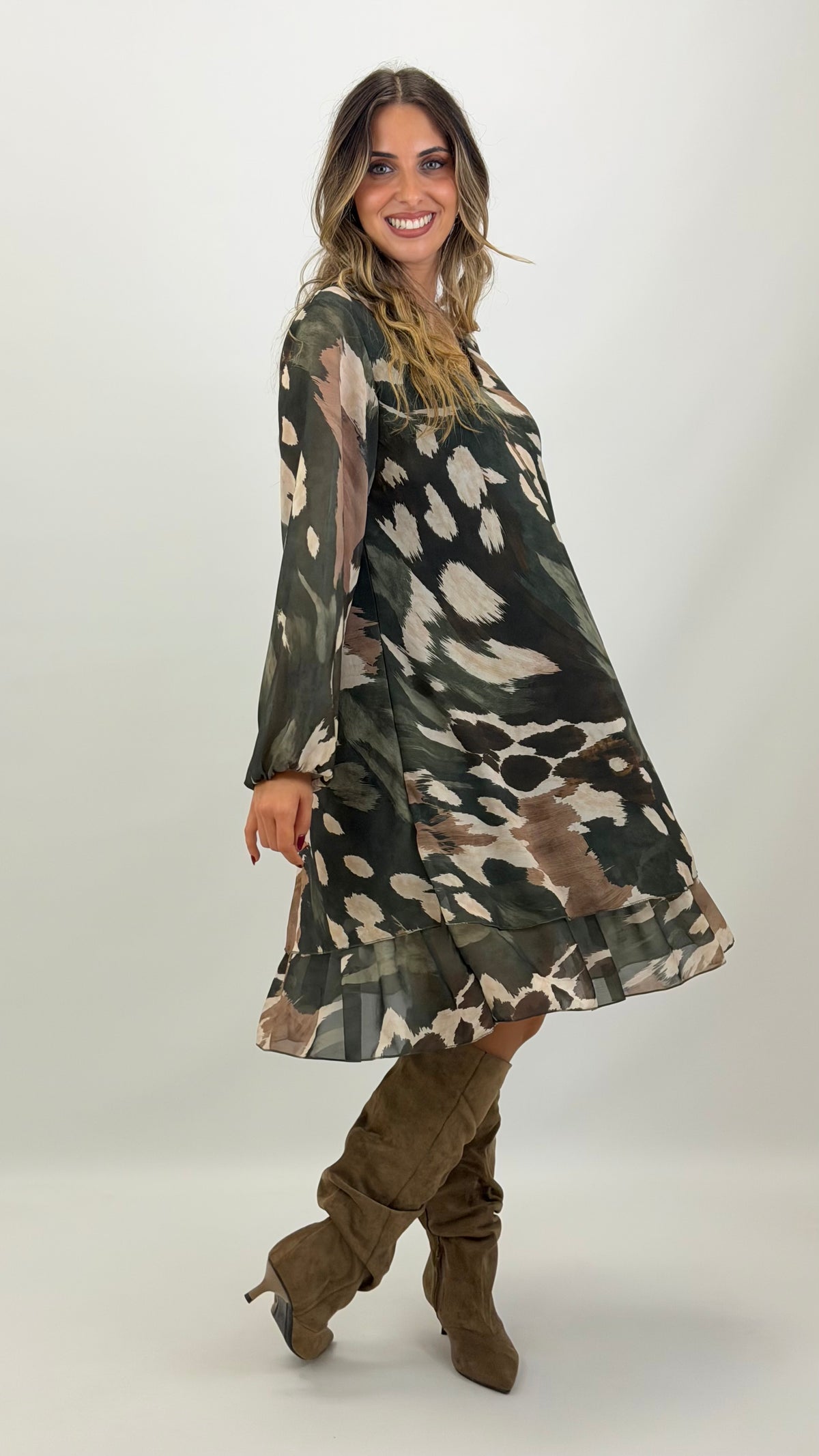 Vestido curto animal-print desconstruído tons verde