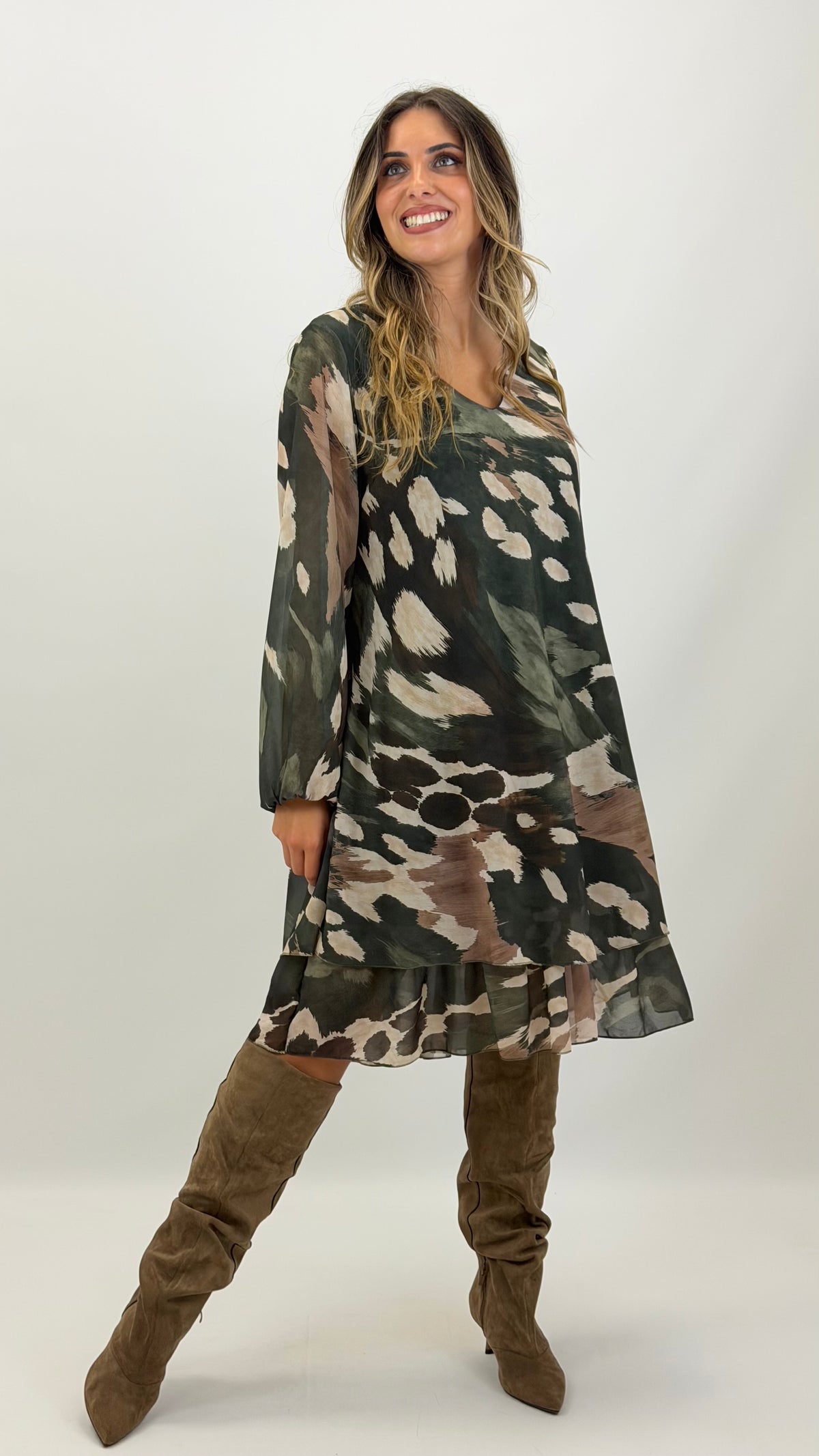 Vestido curto animal-print desconstruído tons verde