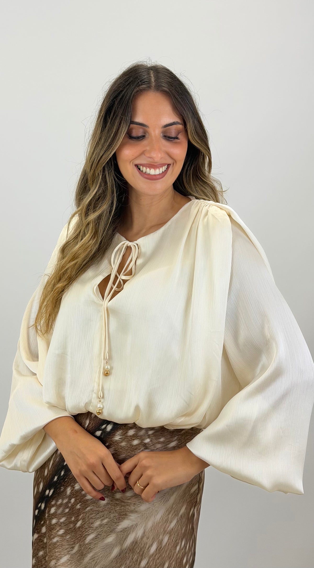 Blusa acetinada pérola