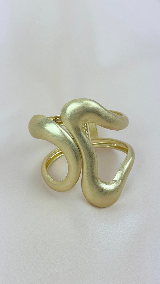 Escrava metal baço dourado assimétrica