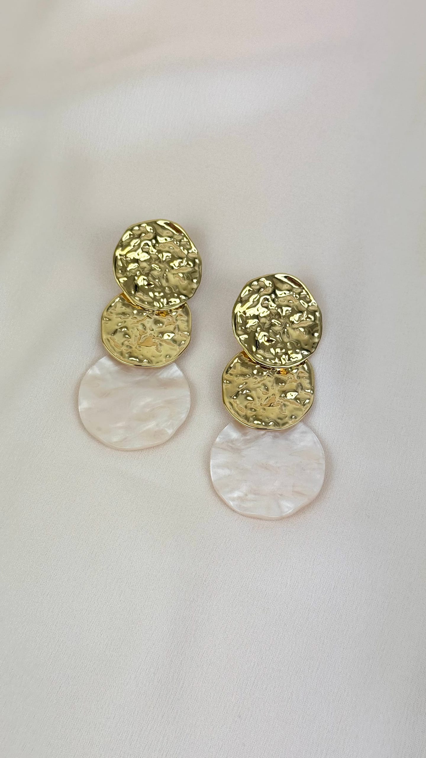 Brincos chapinhas dourada e madrepérola