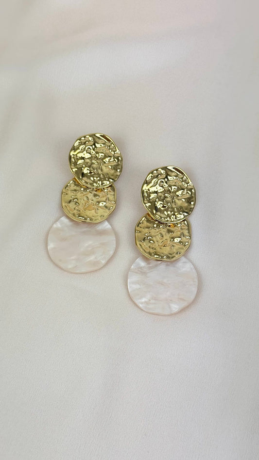 Brincos chapinhas dourada e madrepérola
