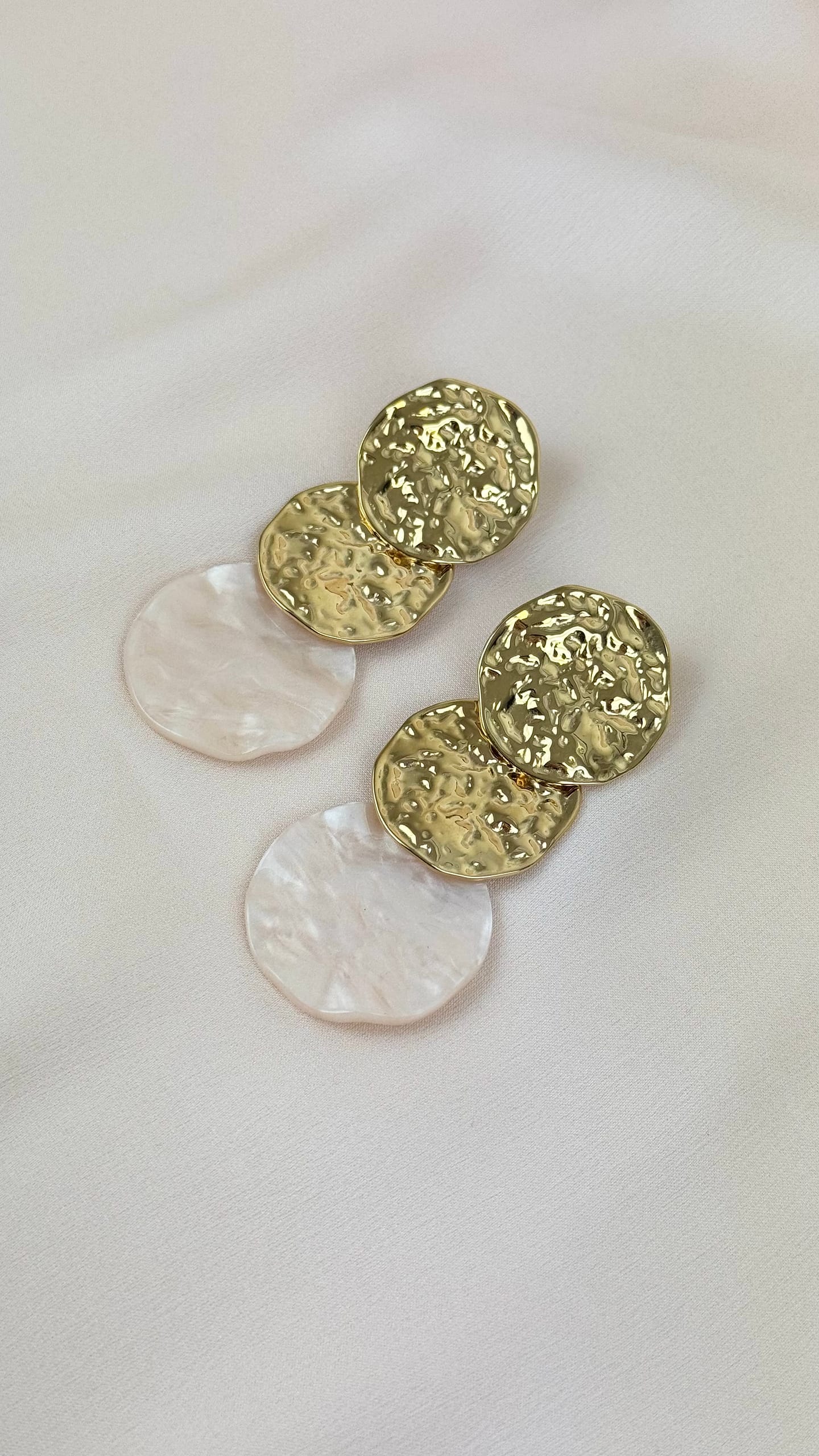 Brincos chapinhas dourada e madrepérola