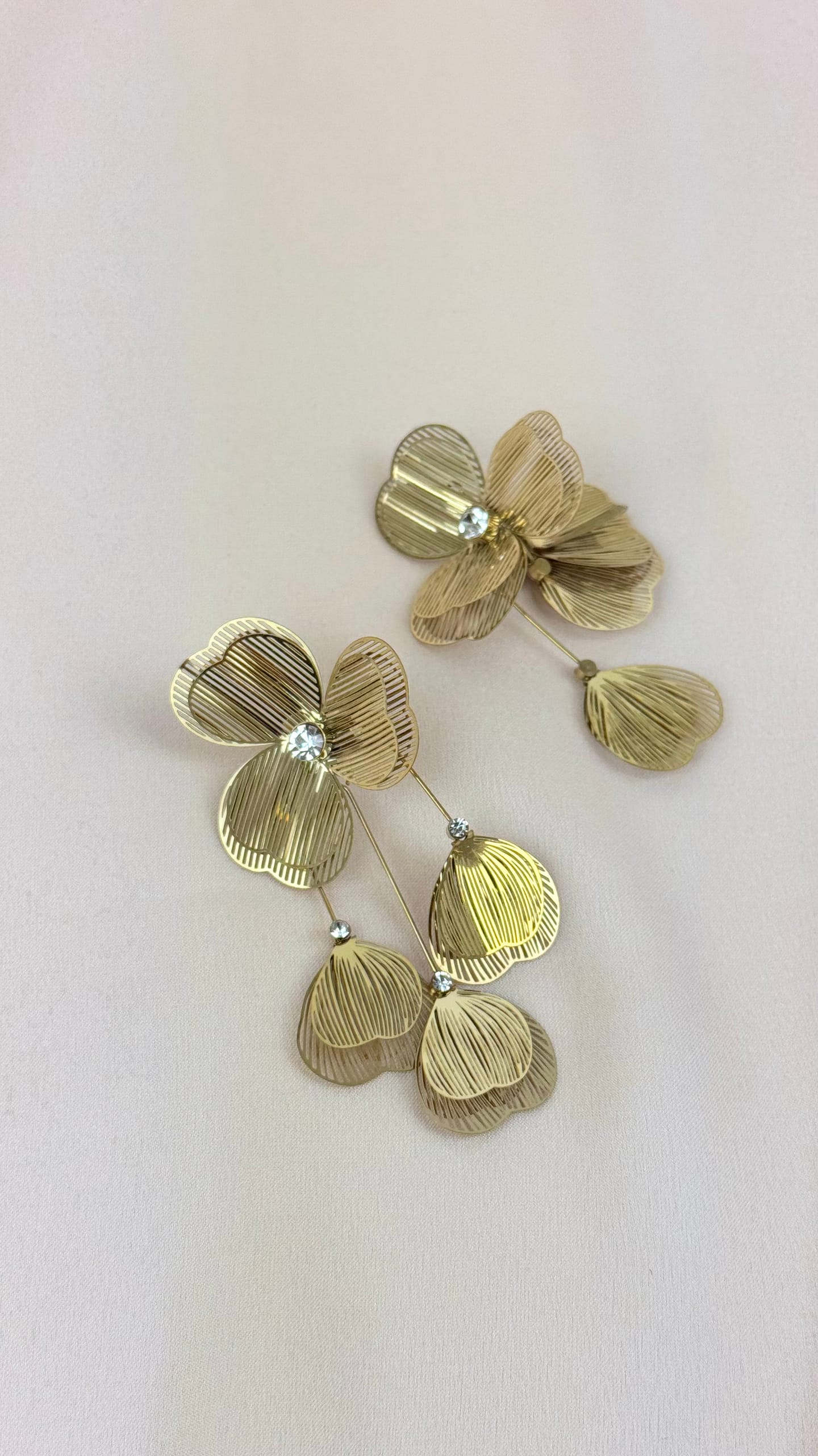 Brincos pendentes florais aço dourado com brilhante
