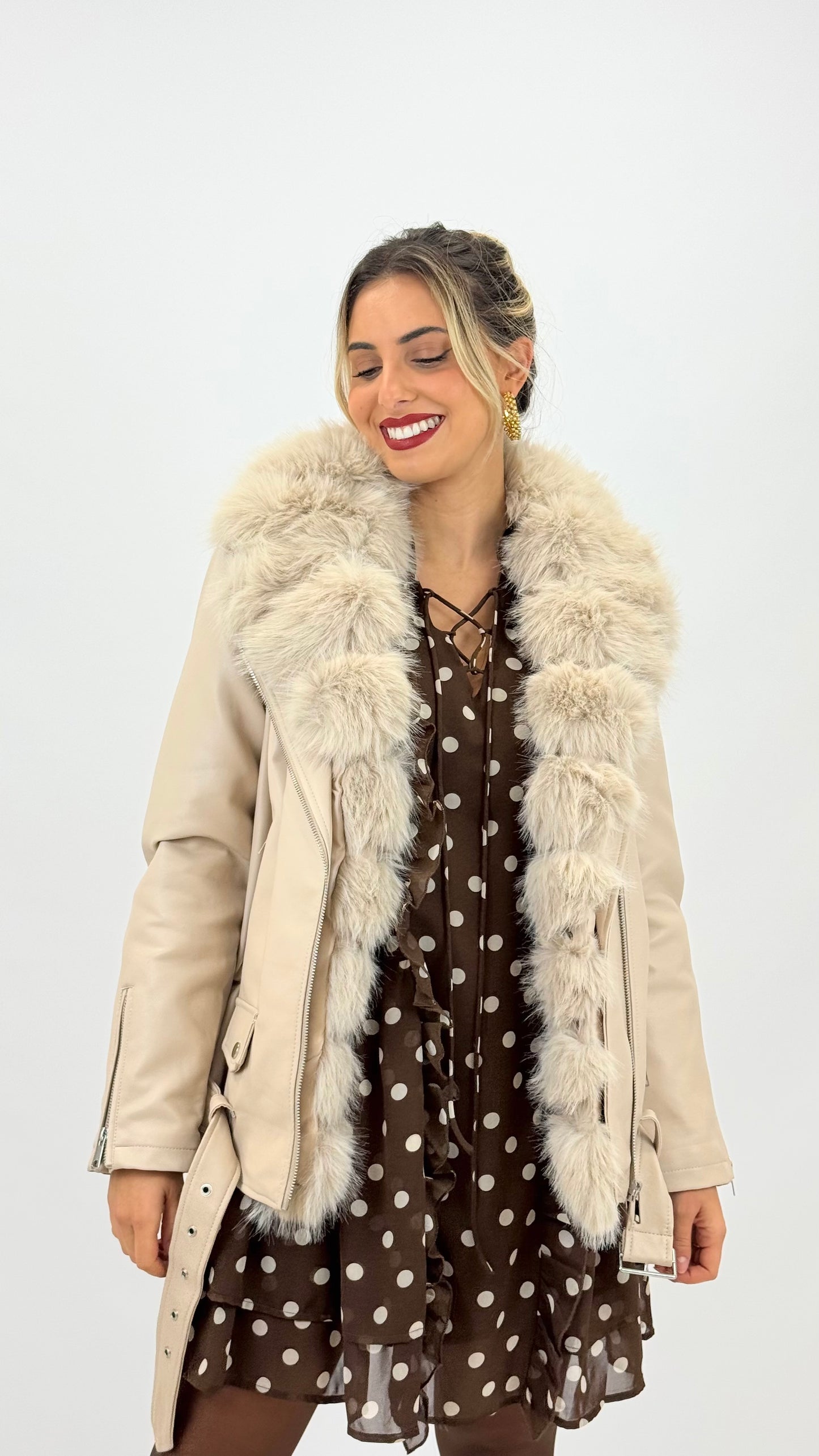 Blusão eco-pele creme com pelo na gola e interior