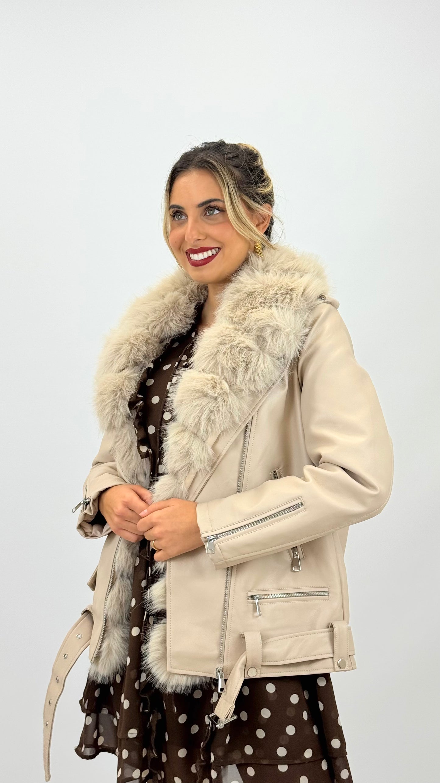 Blusão eco-pele creme com pelo na gola e interior