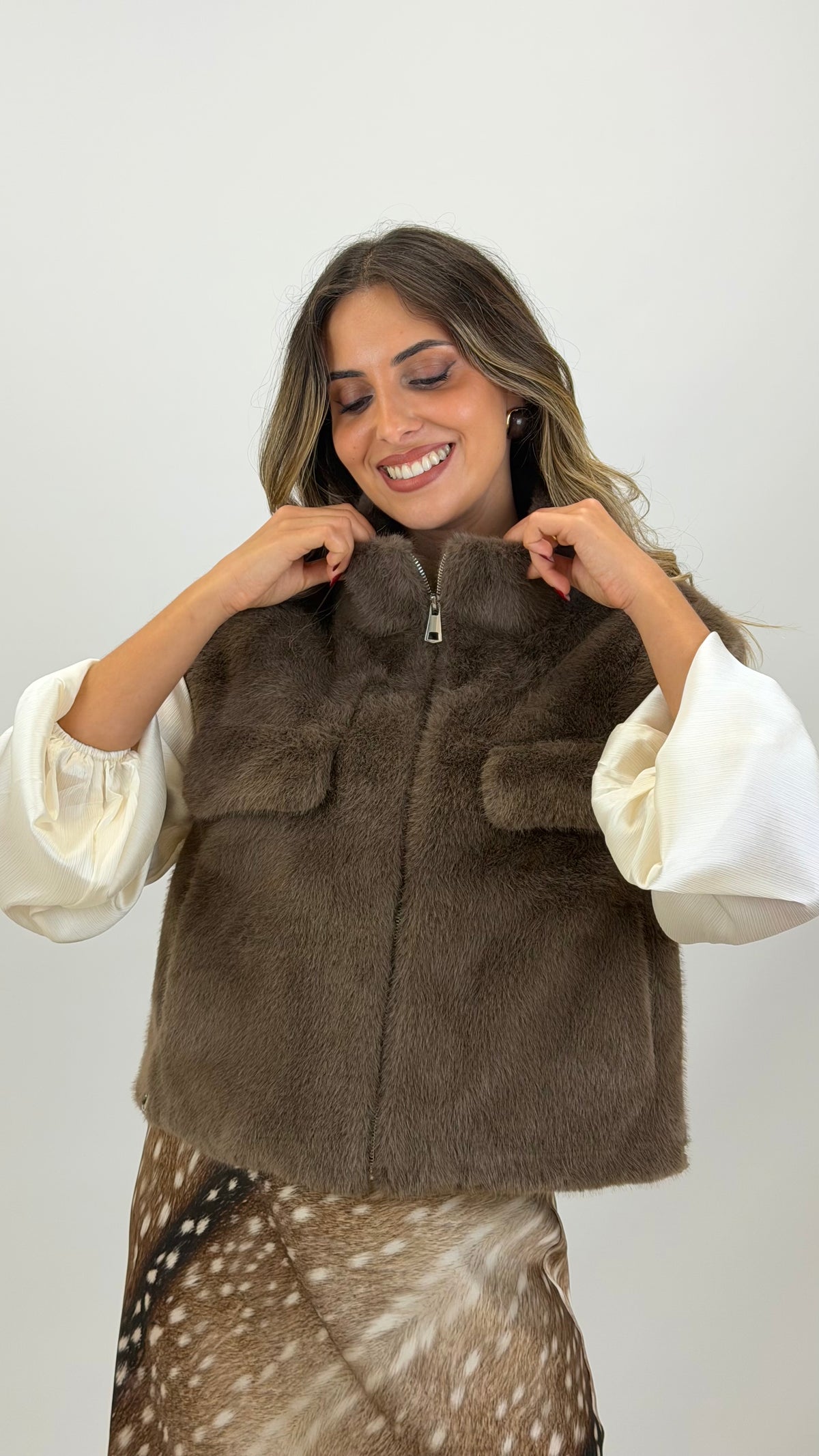 Colete pêlo sintético taupe