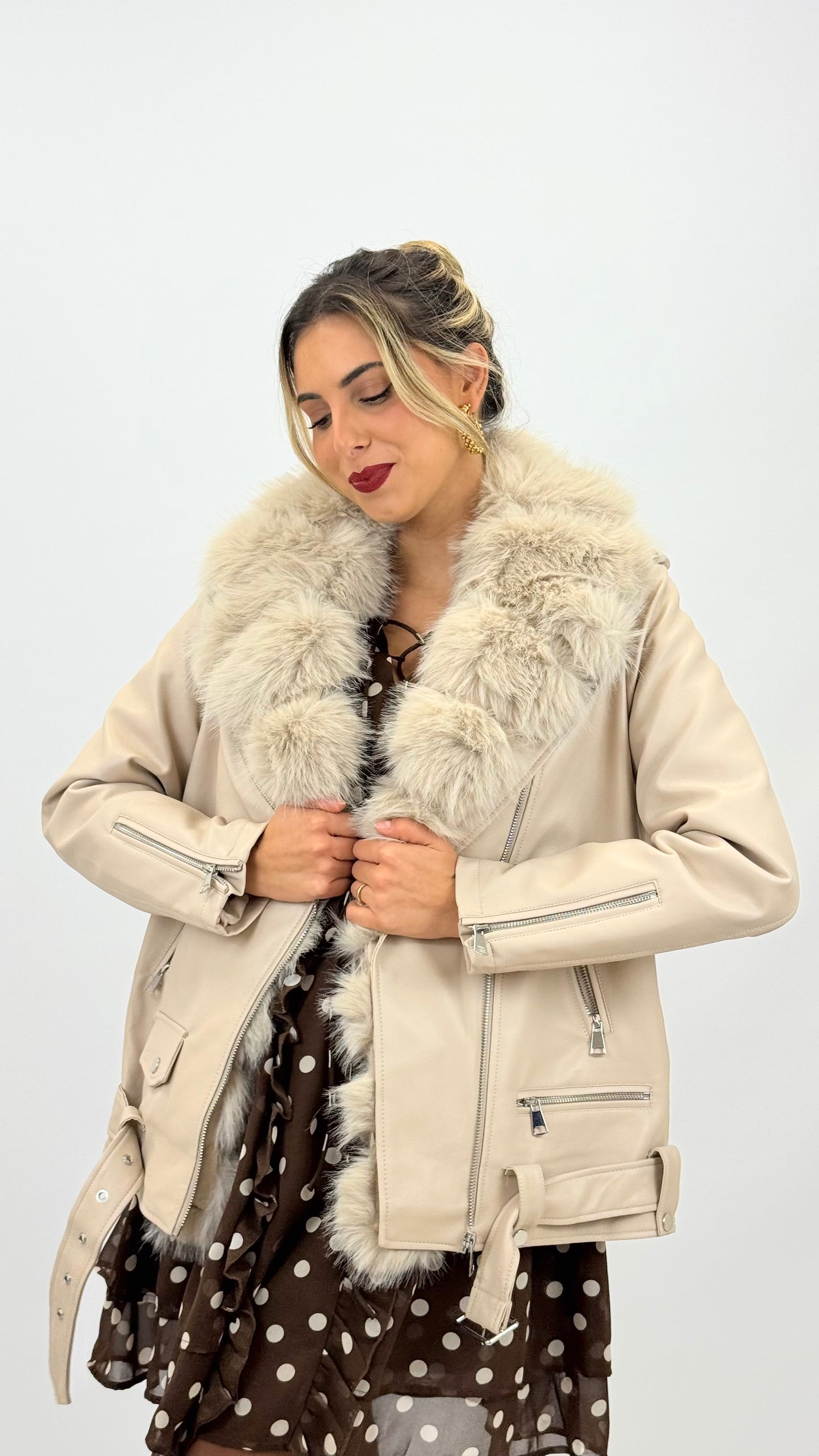 Blusão eco-pele creme com pelo na gola e interior