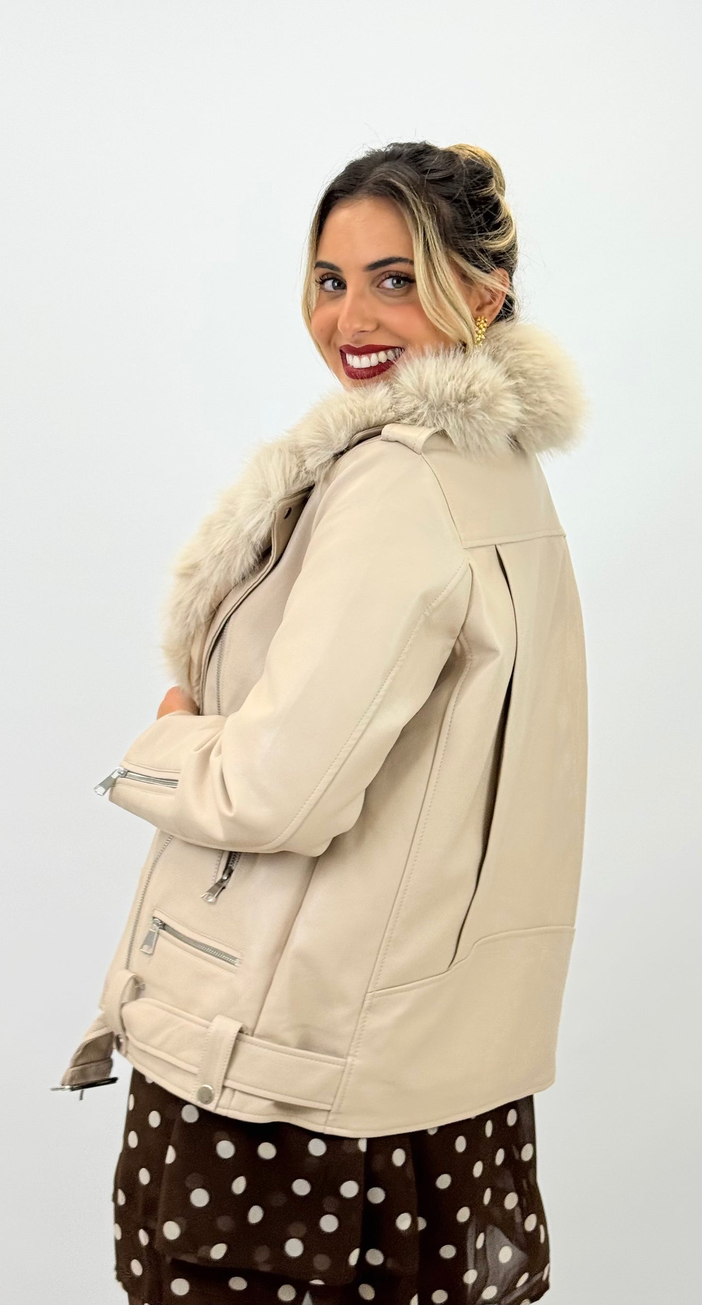 Blusão eco-pele creme com pelo na gola e interior