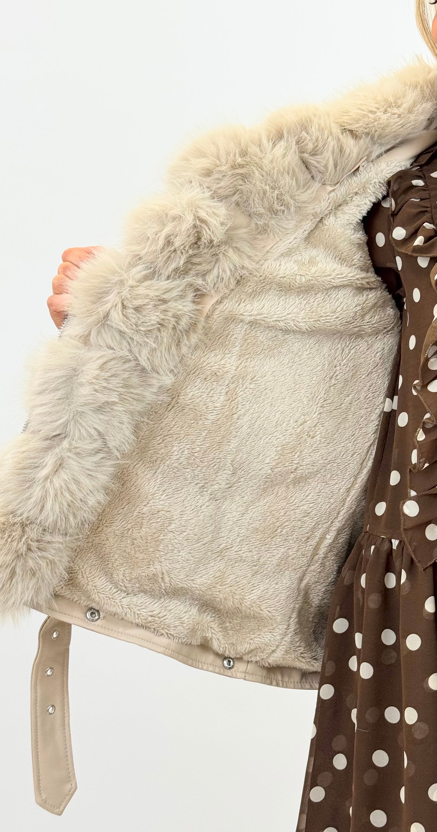 Blusão eco-pele creme com pelo na gola e interior