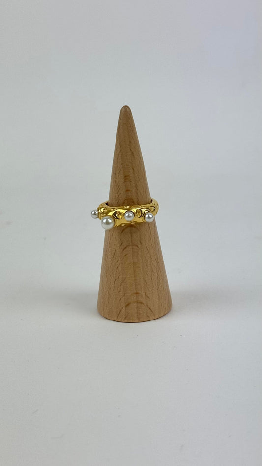 Anel aço dourado martelado com pérolas