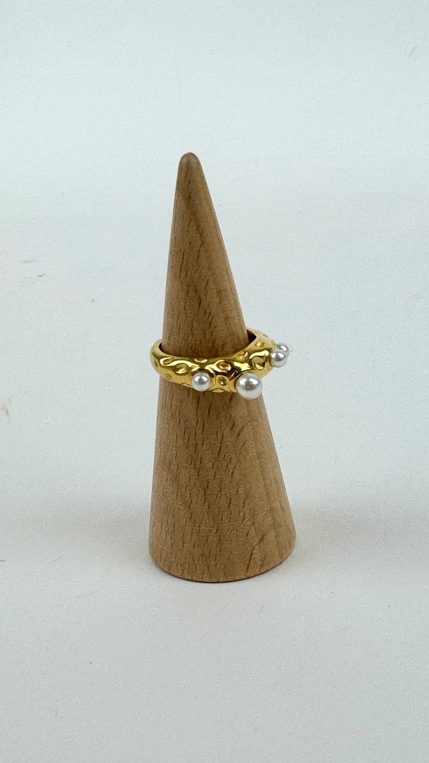 Anel aço dourado martelado com pérolas