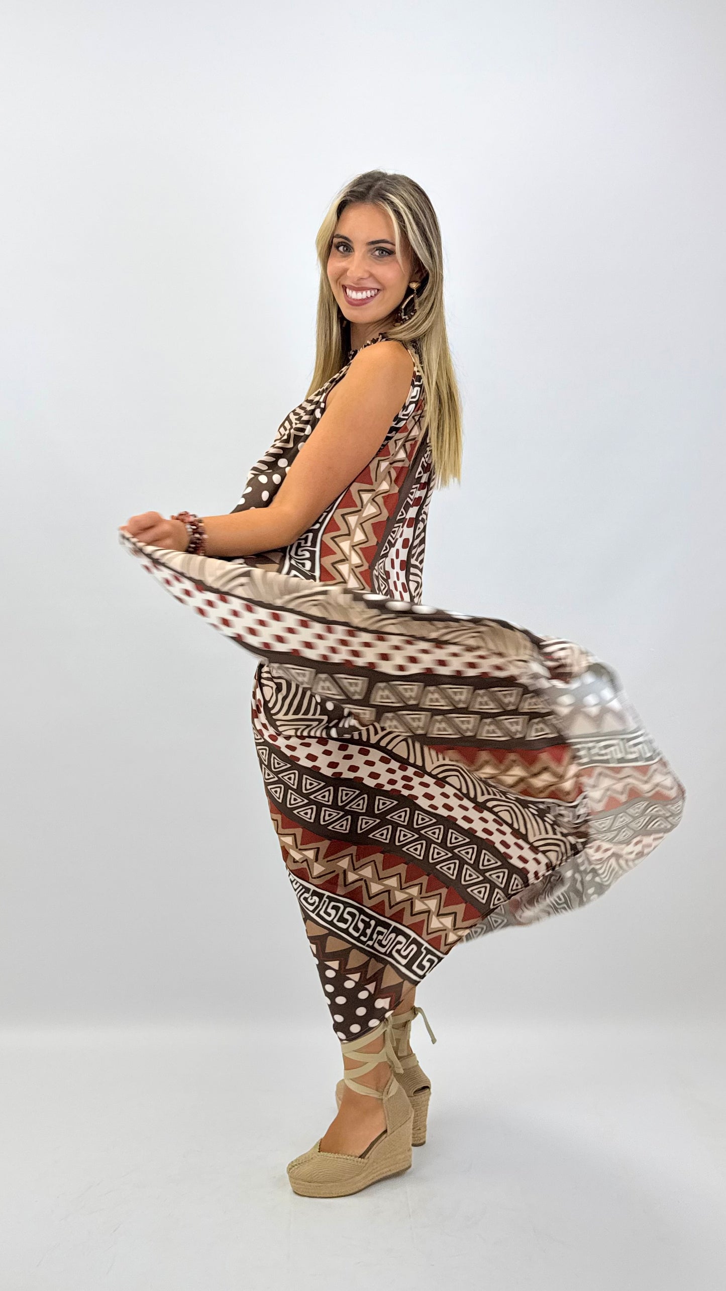 Vestido fluído estampado tons castanho e telha