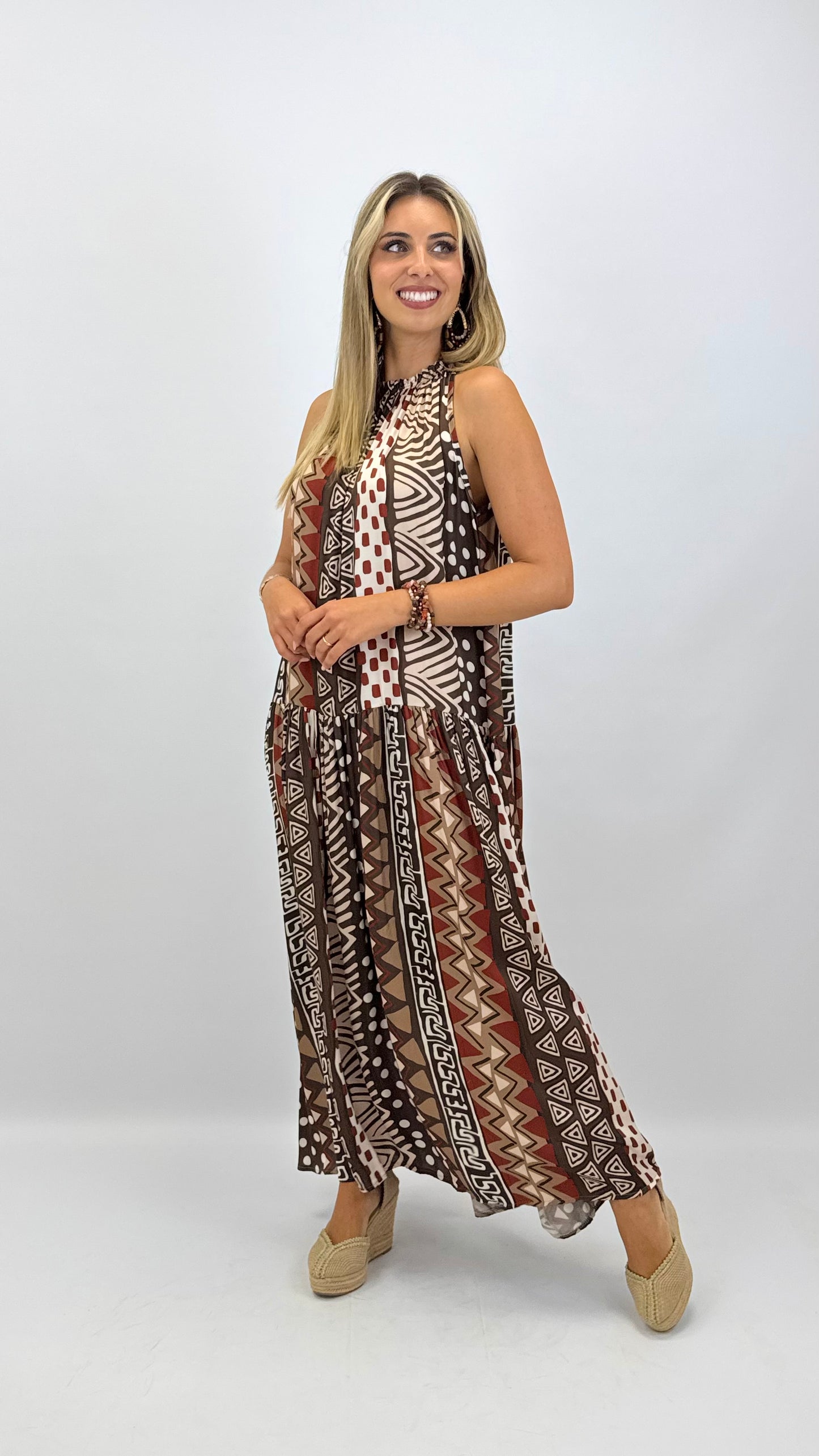 Vestido fluído estampado tons castanho e telha