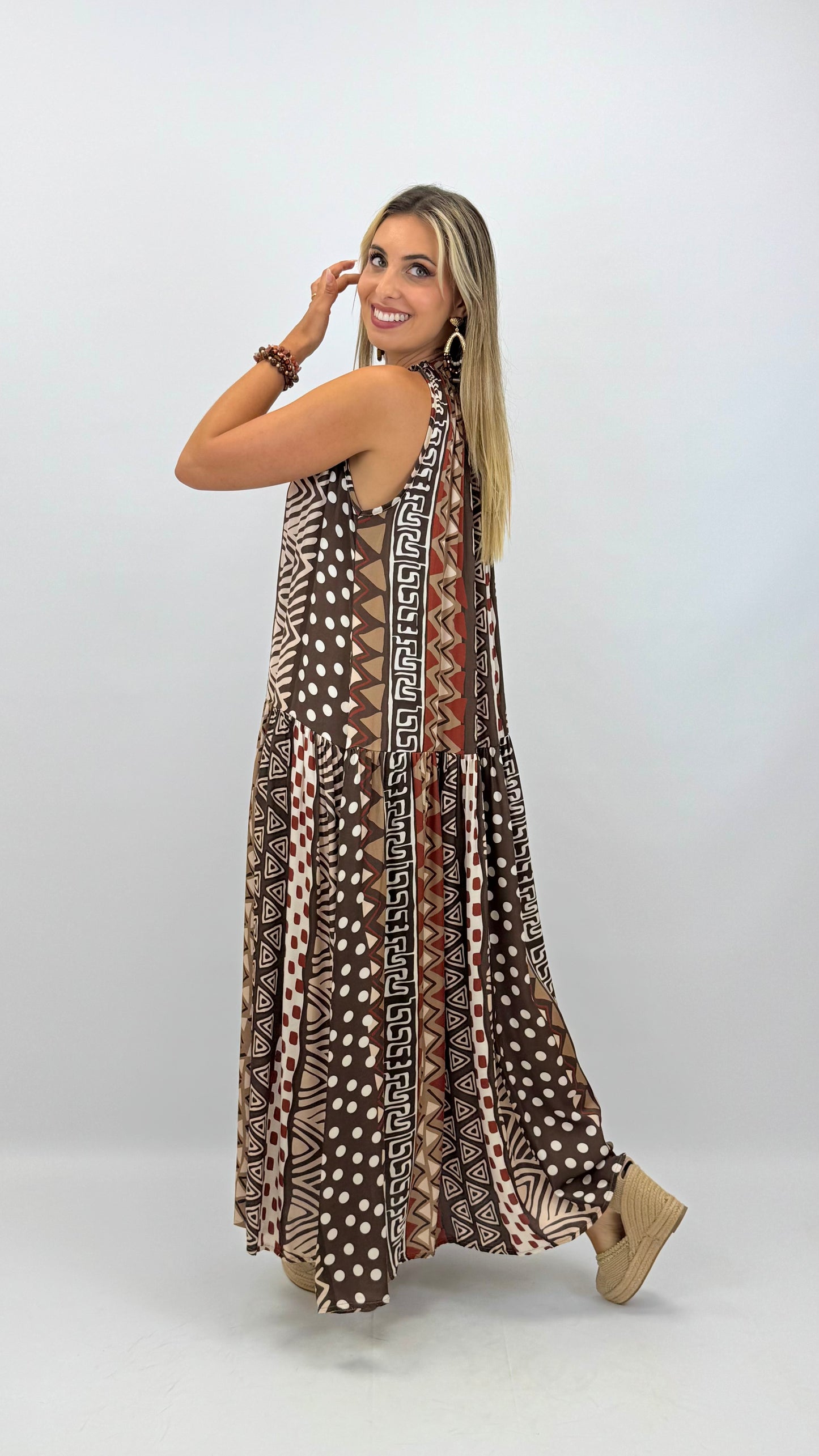 Vestido fluído estampado tons castanho e telha