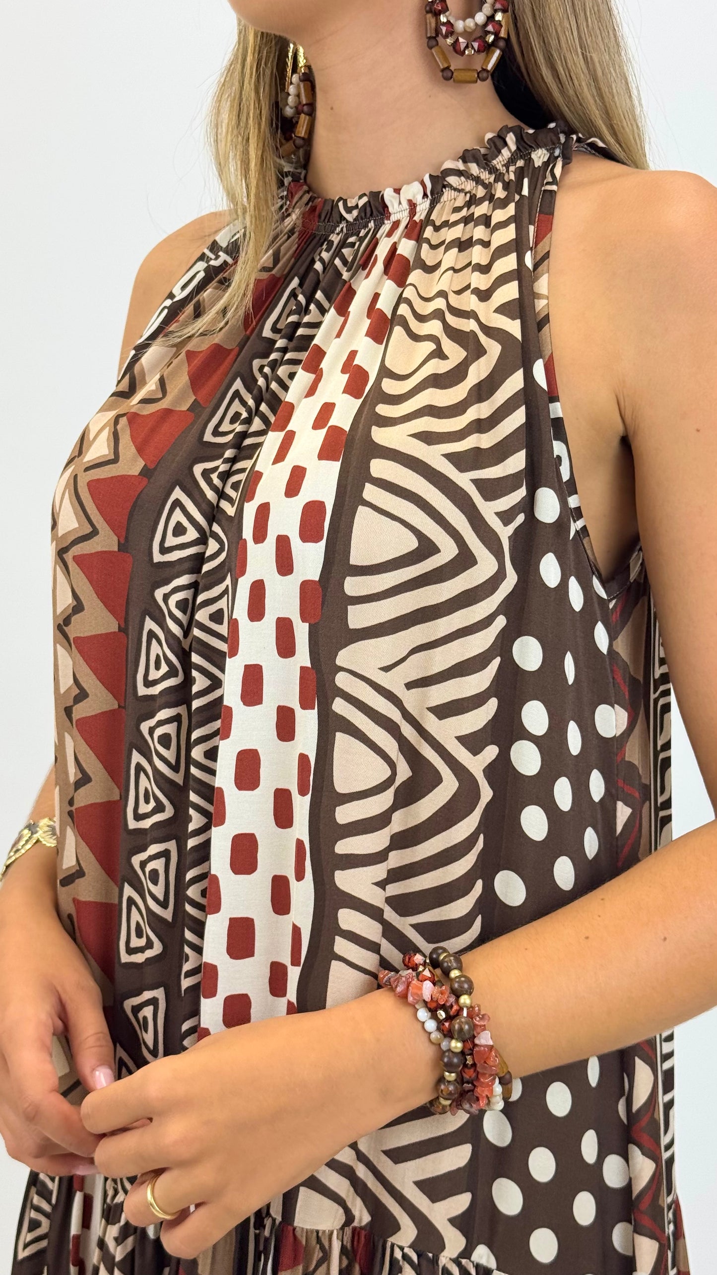 Vestido fluído estampado tons castanho e telha