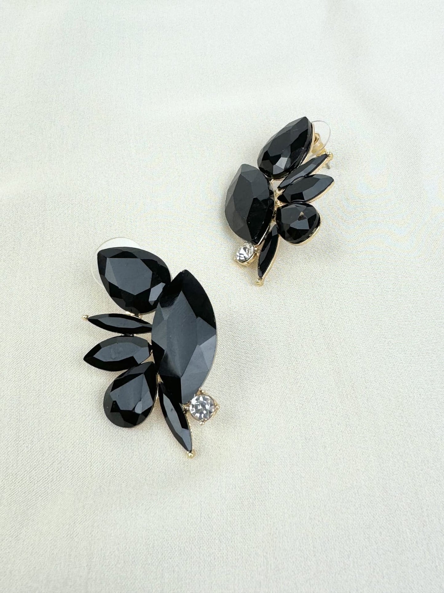 Brincos pedras preto com brilhante