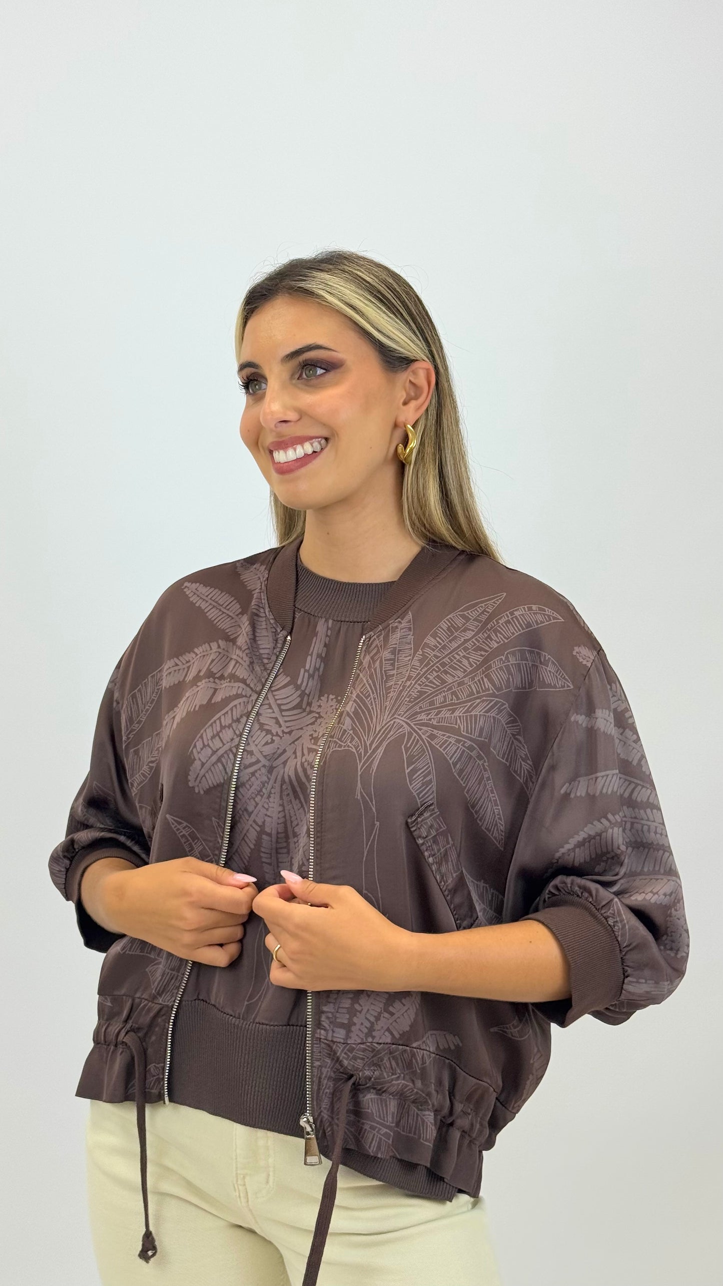Bomber acetinado com padrão castanho