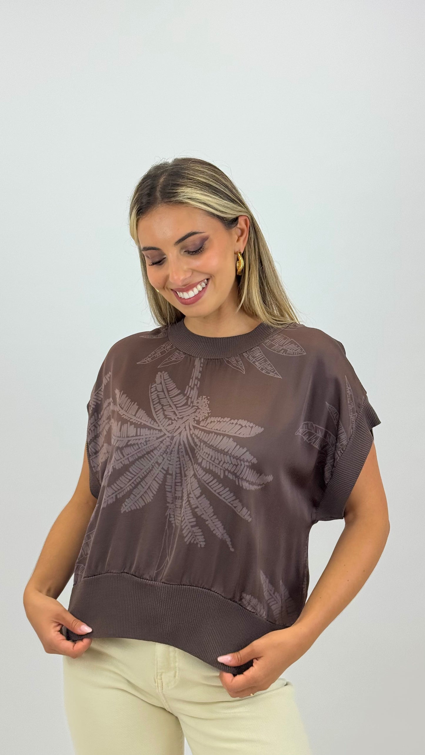 Blusa acetinada com padrão castanho