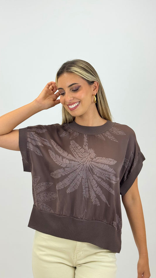 Blusa acetinada com padrão castanho