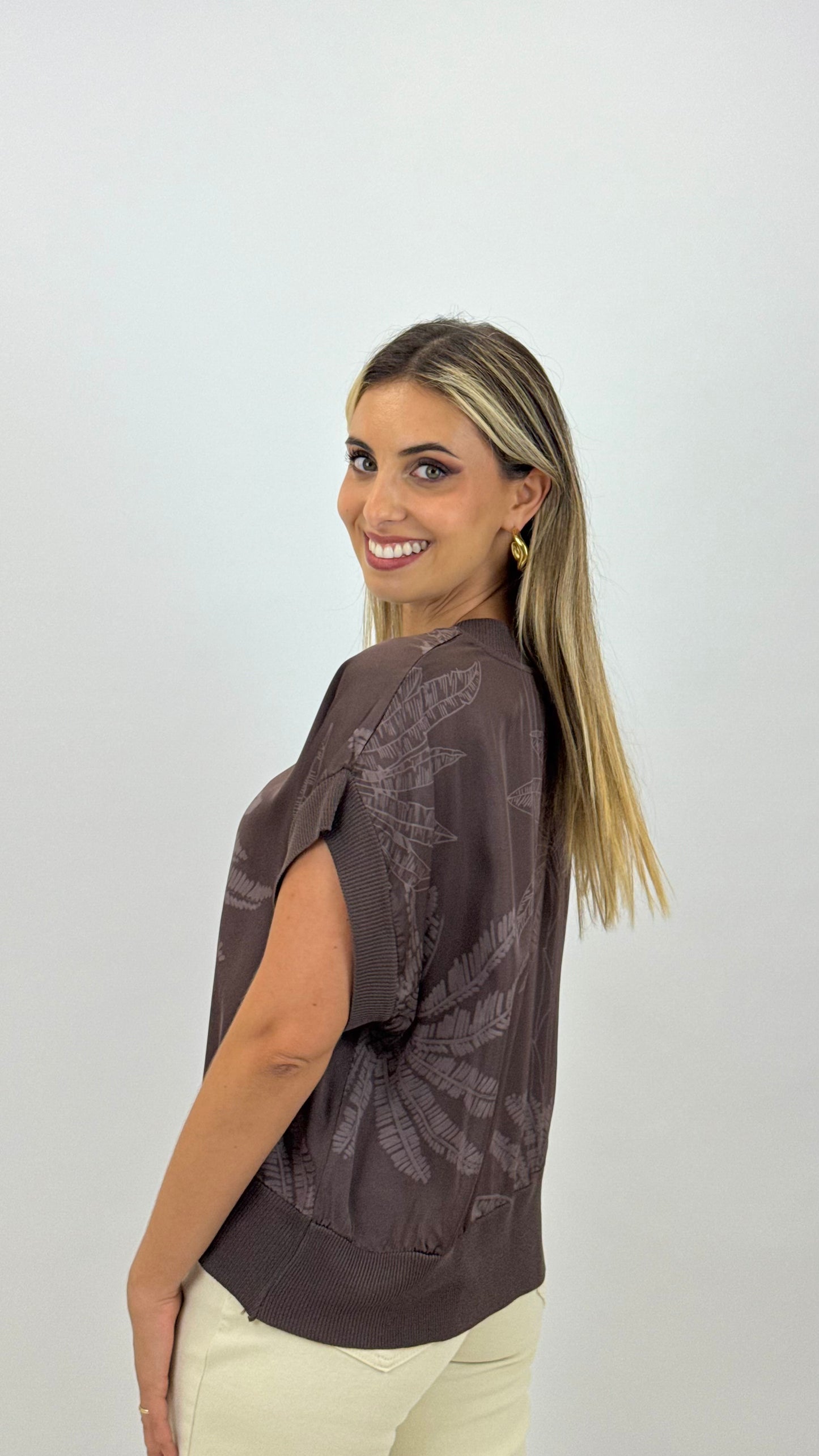 Blusa acetinada com padrão castanho
