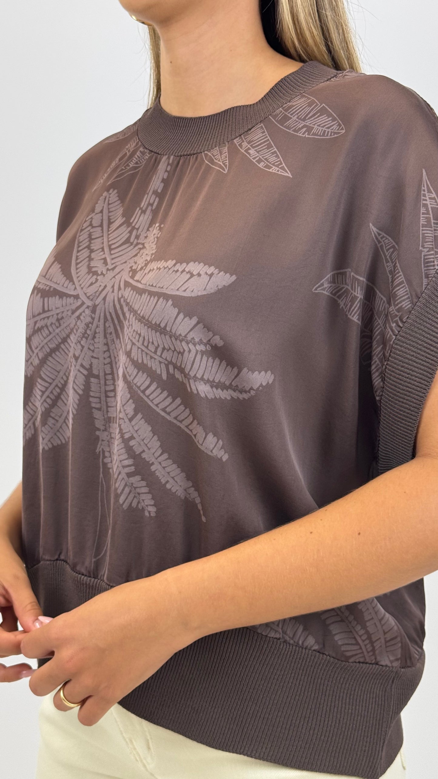 Blusa acetinada com padrão castanho