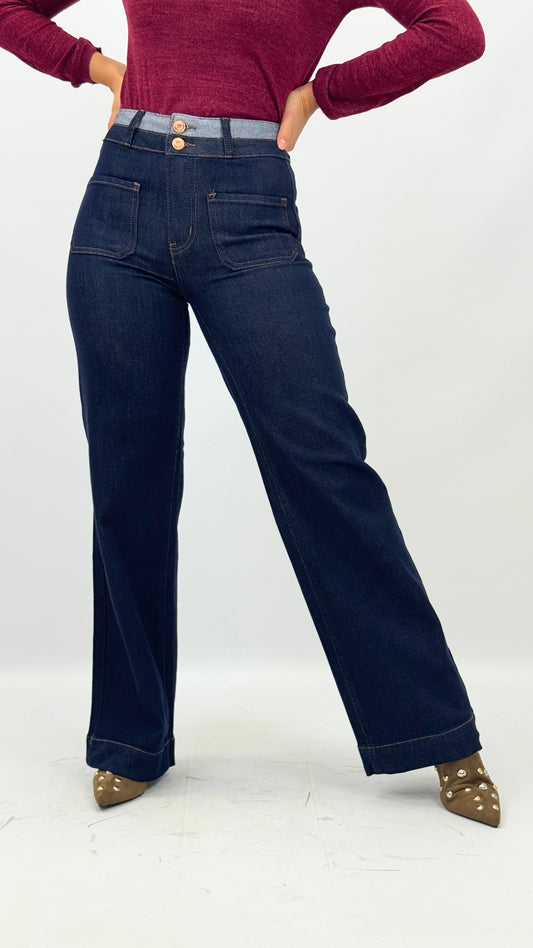 Calça de ganga escura com pormenor na cintura